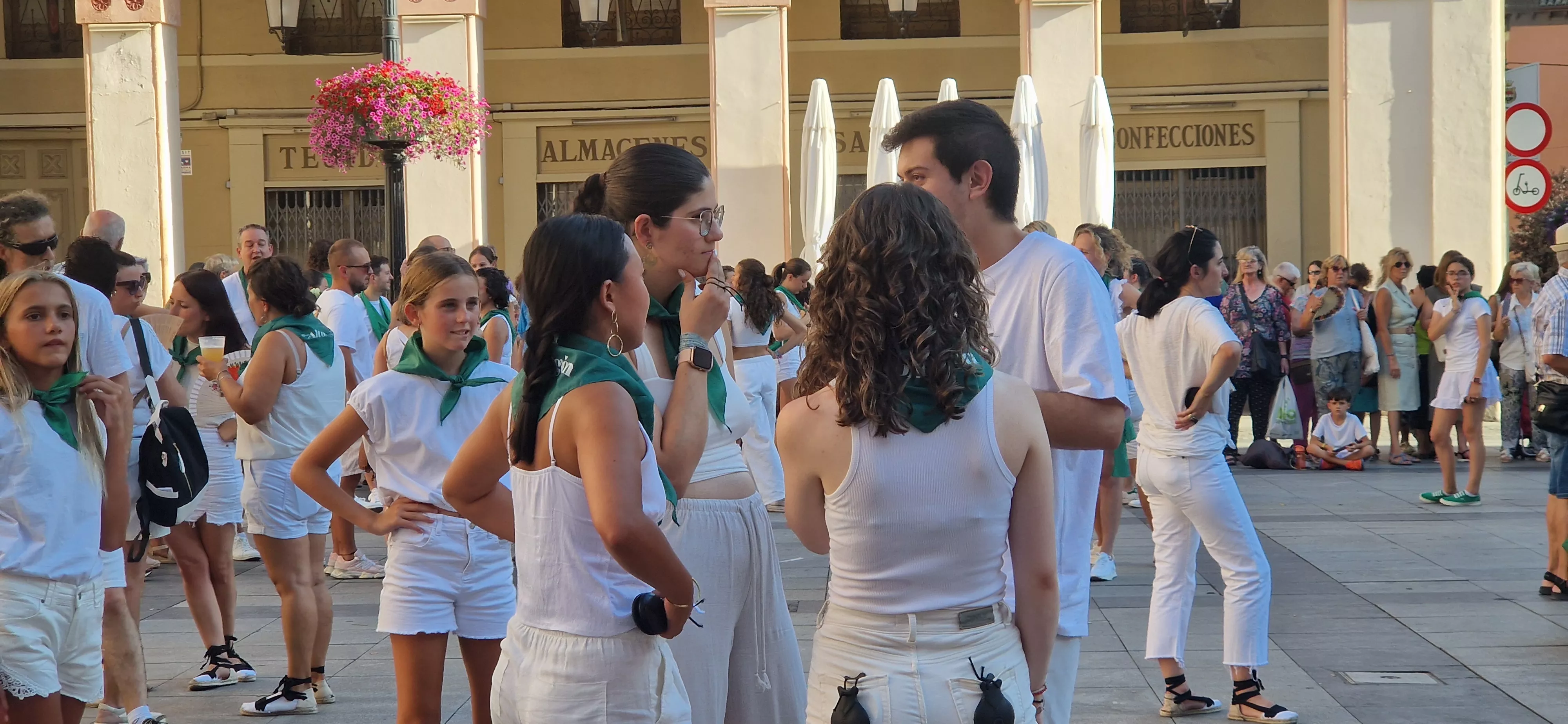 Baile de la Jota de San Lorenzo en la Plaza López Allué. Foto Myriam Martínez 