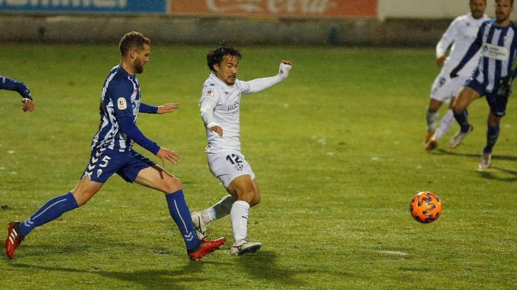 Okazaki lucha un balón en el partido ante el Alcoyano de la temporada 2020/21 que le dejó fuera de la Copa del Rey. Foto: SD Huesca