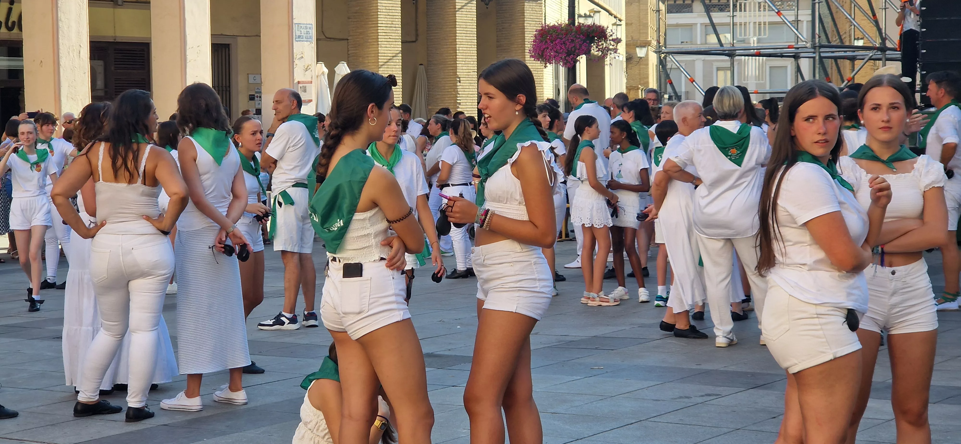 Baile de la Jota de San Lorenzo en la Plaza López Allué. Foto Myriam Martínez 