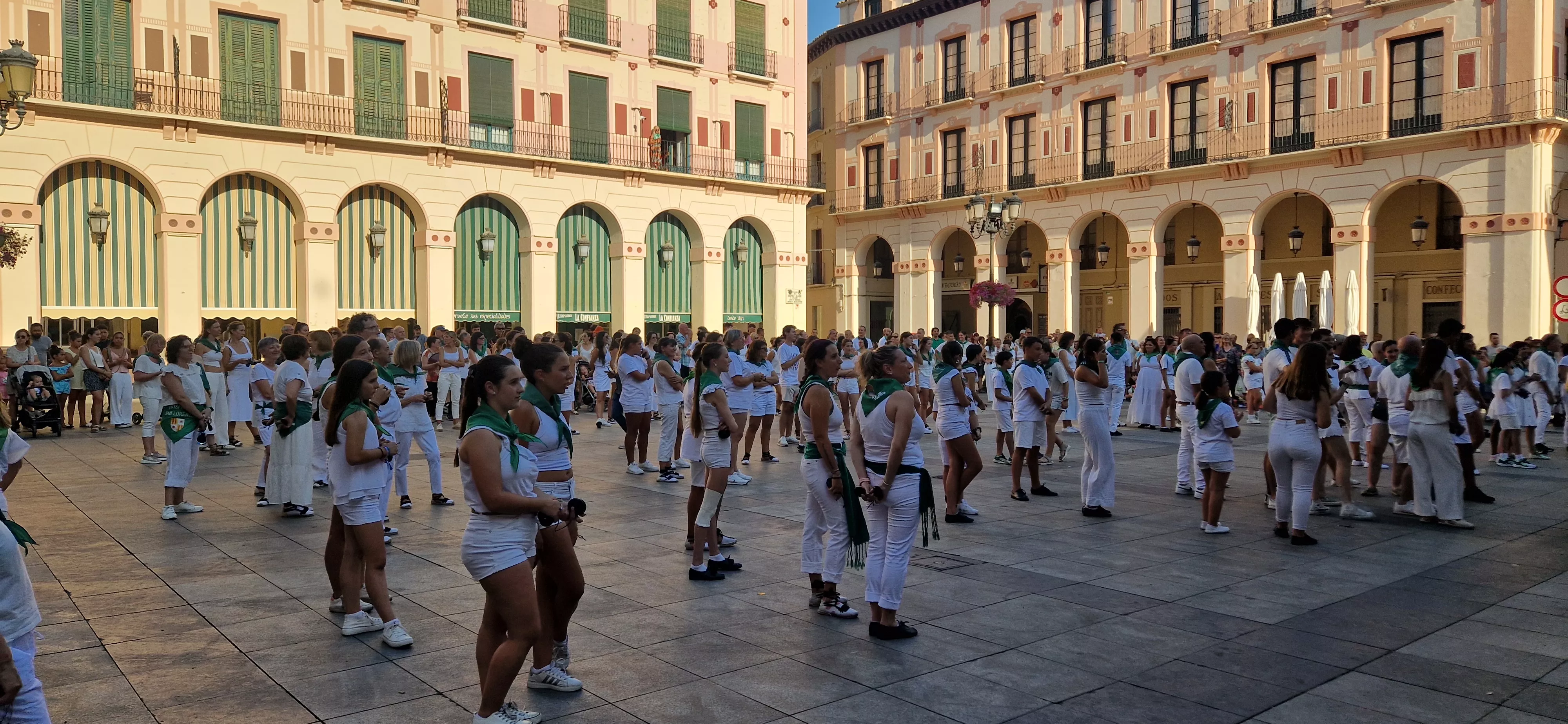 Baile de la Jota de San Lorenzo en la Plaza López Allué. Foto Myriam Martínez 