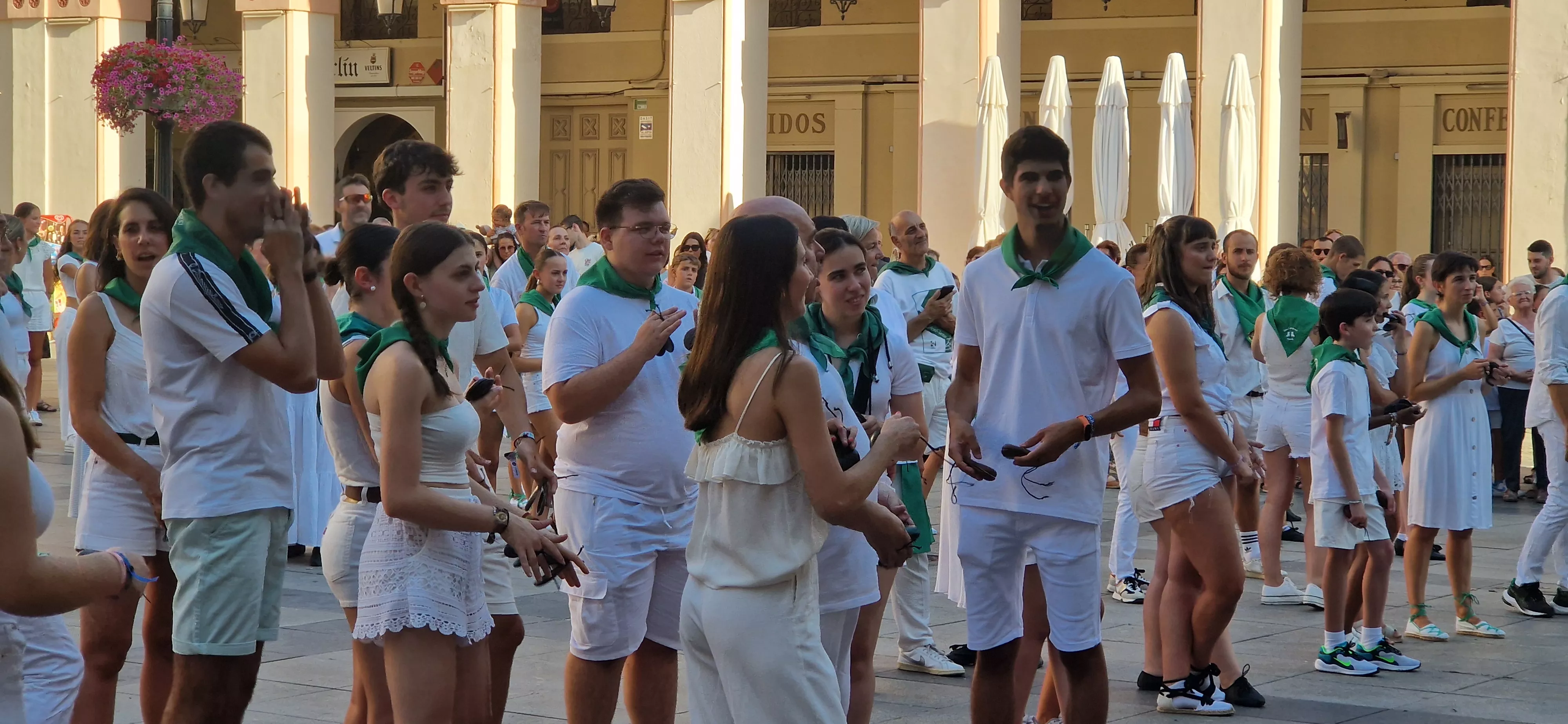 Baile de la Jota de San Lorenzo en la Plaza López Allué. Foto Myriam Martínez 