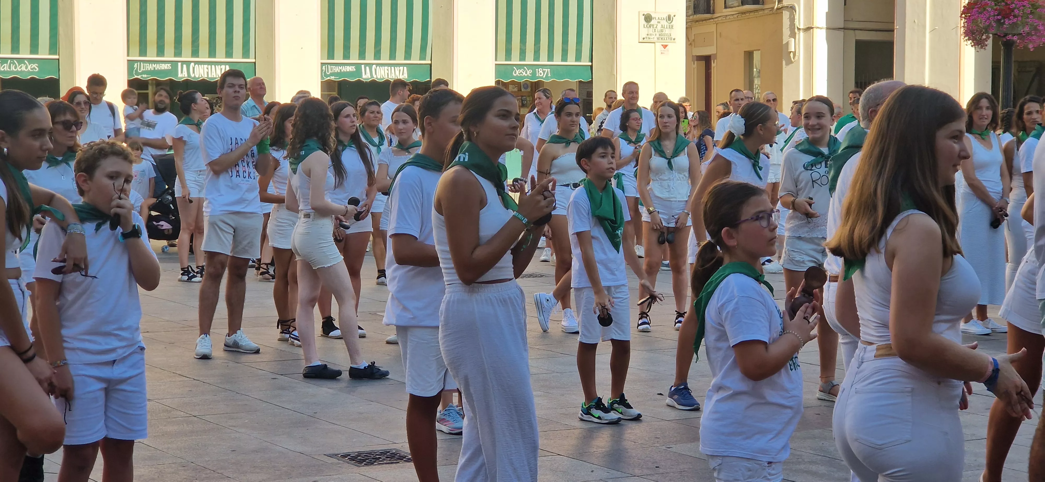 Baile de la Jota de San Lorenzo en la Plaza López Allué. Foto Myriam Martínez 