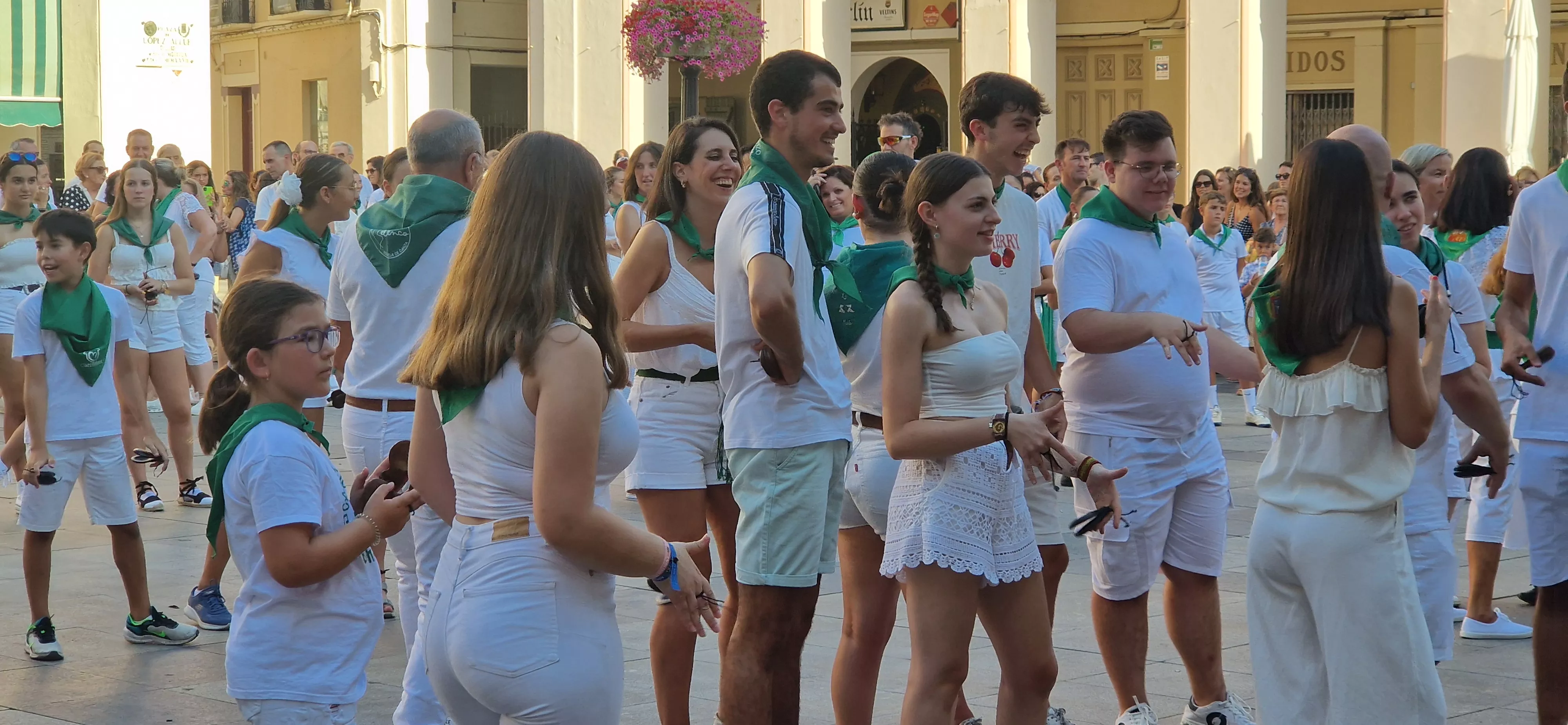 Baile de la Jota de San Lorenzo en la Plaza López Allué. Foto Myriam Martínez 