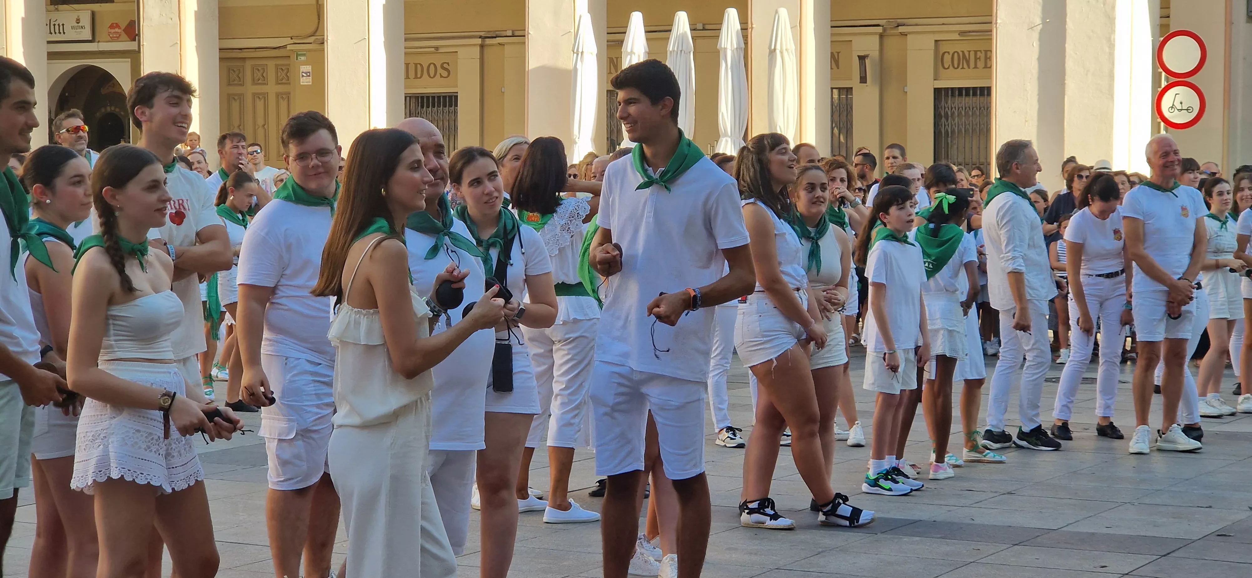 Baile de la Jota de San Lorenzo en la Plaza López Allué. Foto Myriam Martínez 