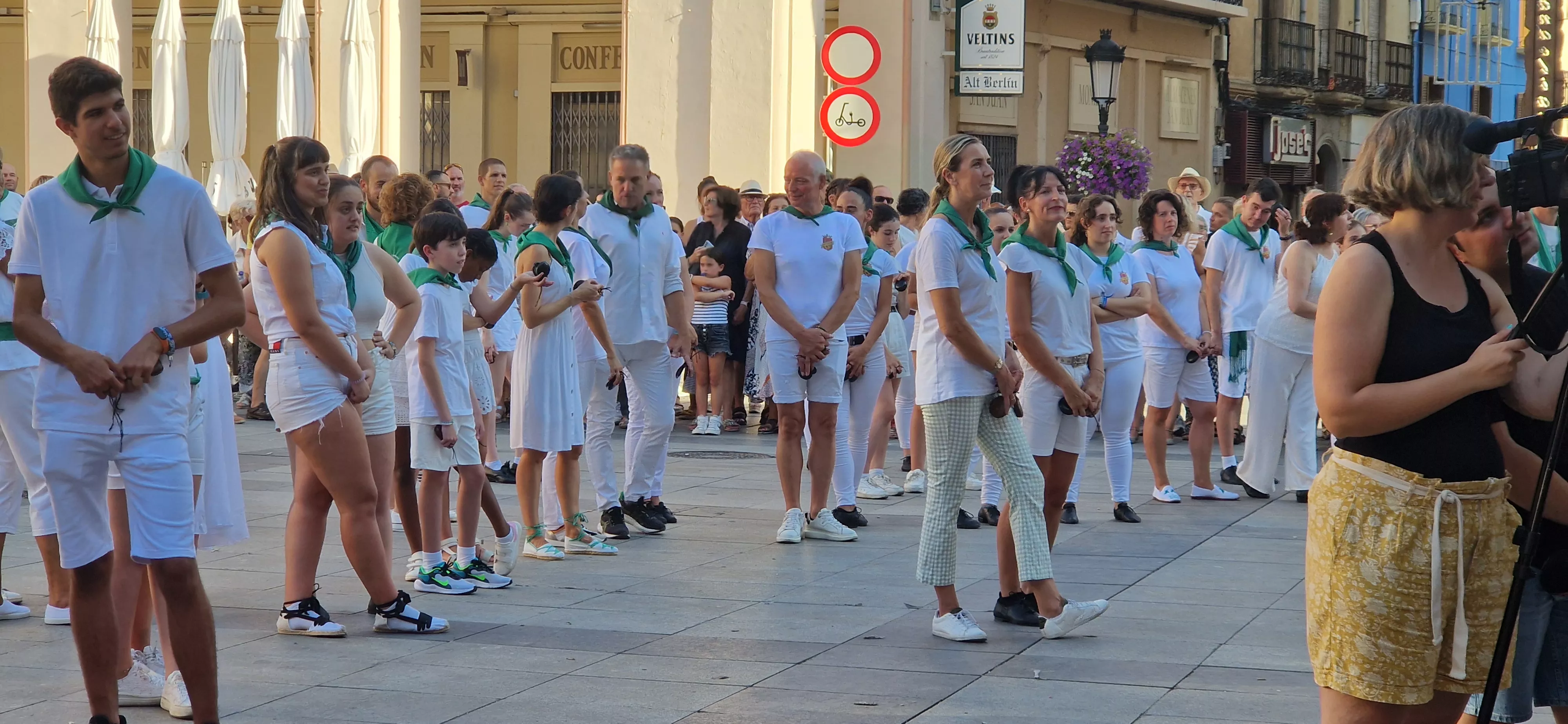 Baile de la Jota de San Lorenzo en la Plaza López Allué. Foto Myriam Martínez 