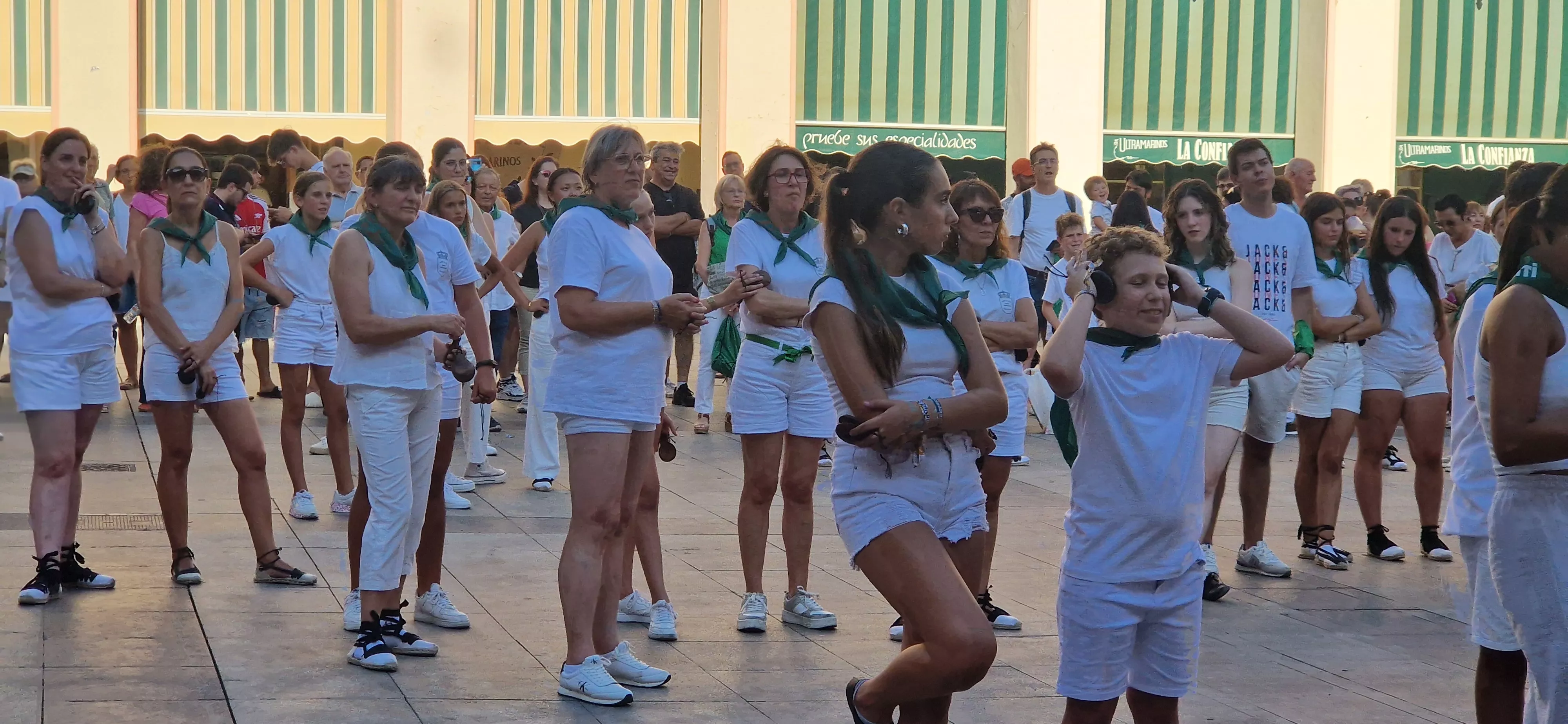 Baile de la Jota de San Lorenzo en la Plaza López Allué. Foto Myriam Martínez 
