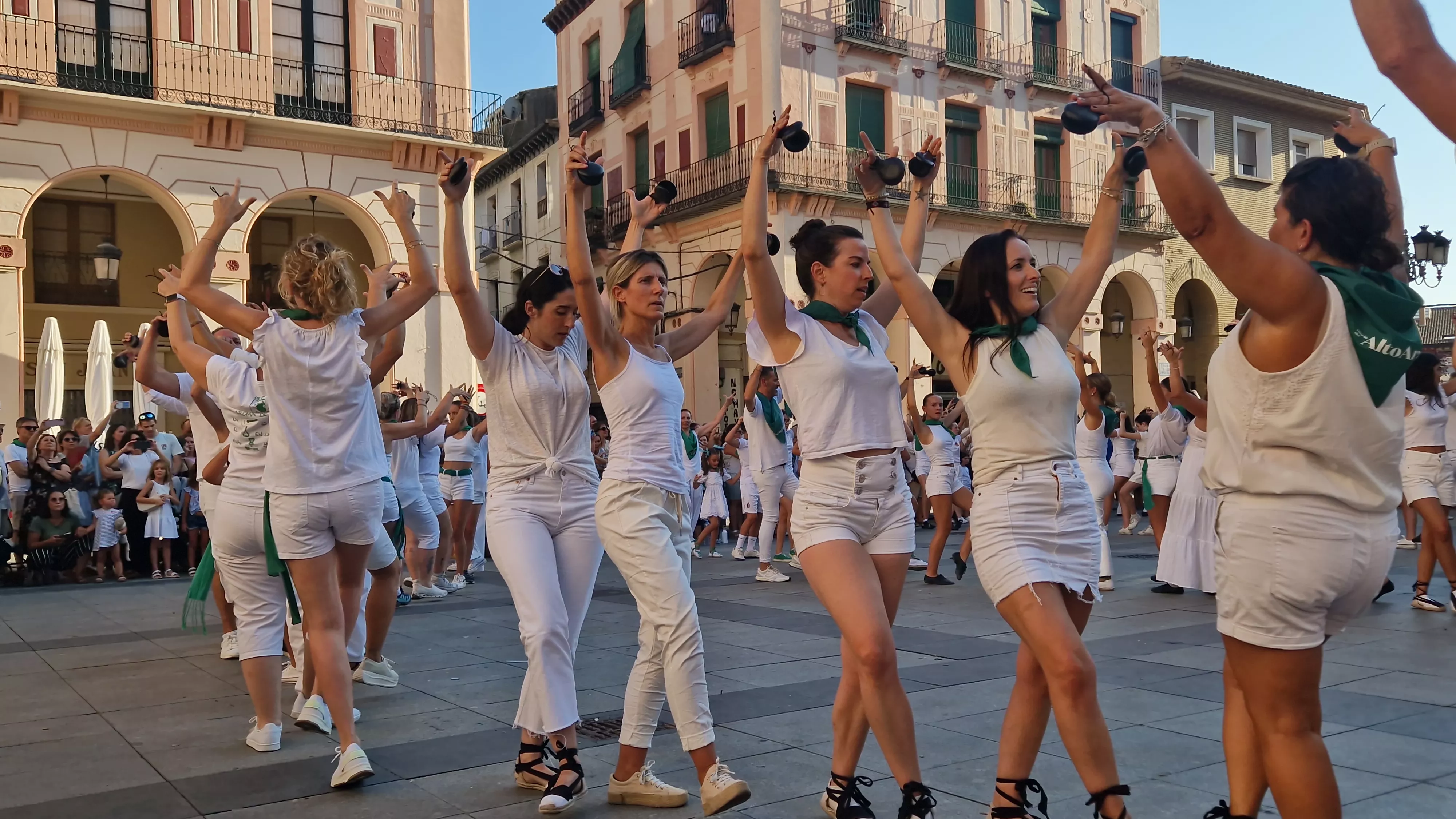 Baile de la Jota de San Lorenzo en la Plaza López Allué. Foto Myriam Martínez 