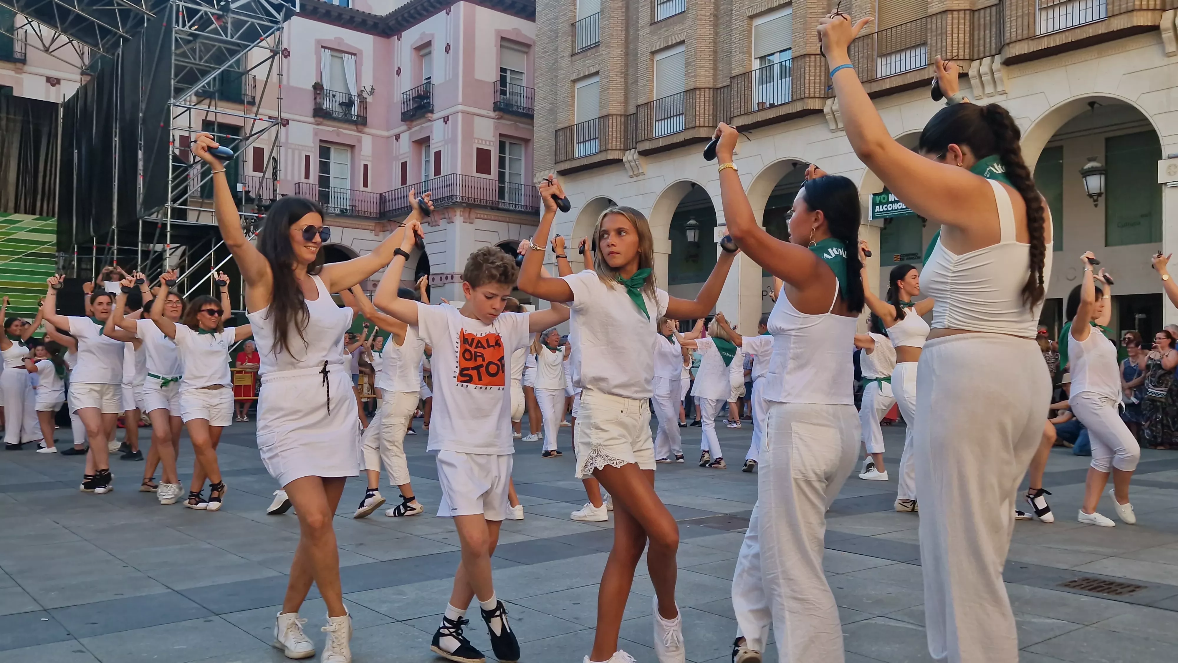 Baile de la Jota de San Lorenzo en la Plaza López Allué. Foto Myriam Martínez 