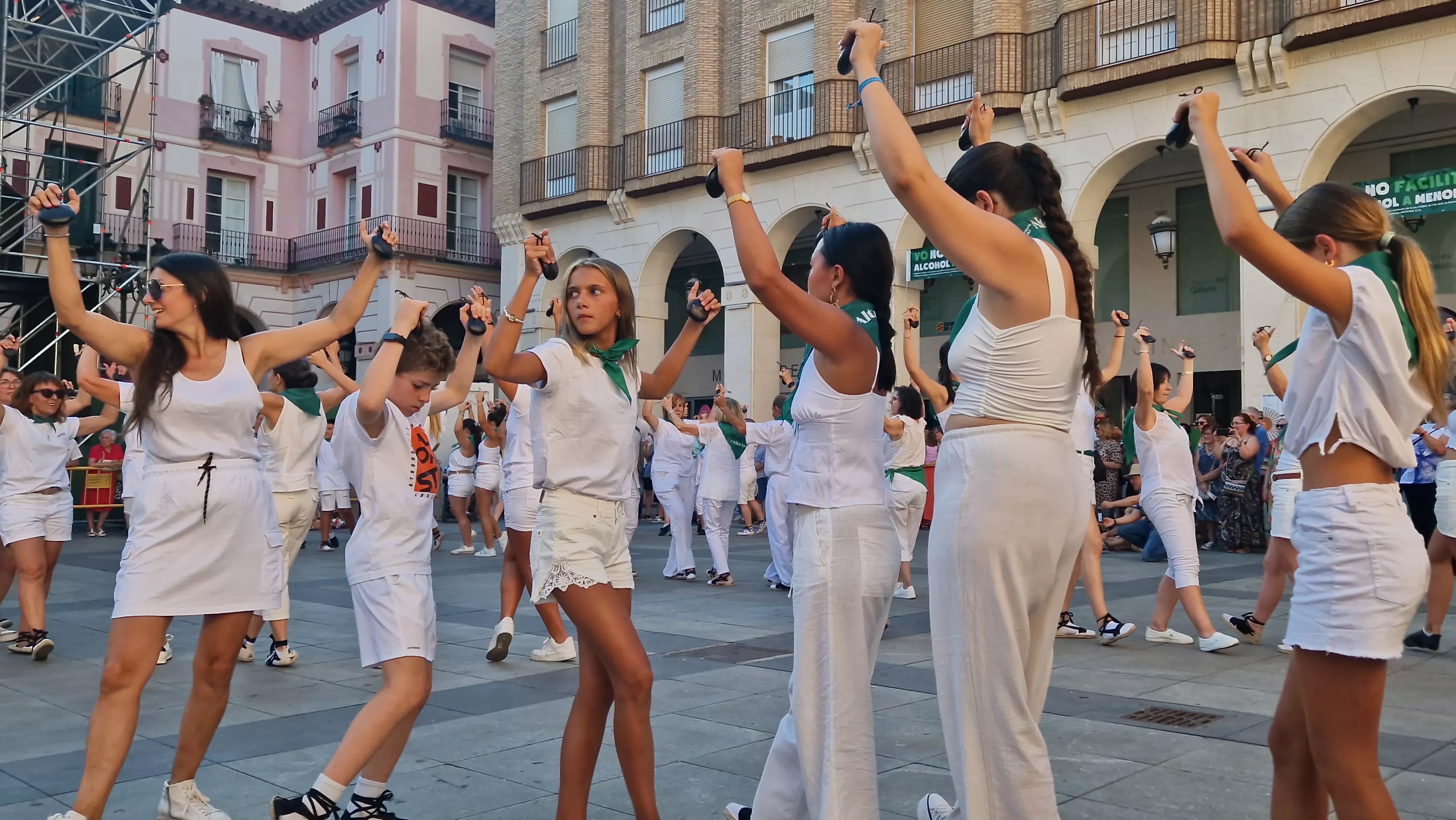 Baile de la Jota de San Lorenzo en la Plaza López Allué. Foto Myriam Martínez 