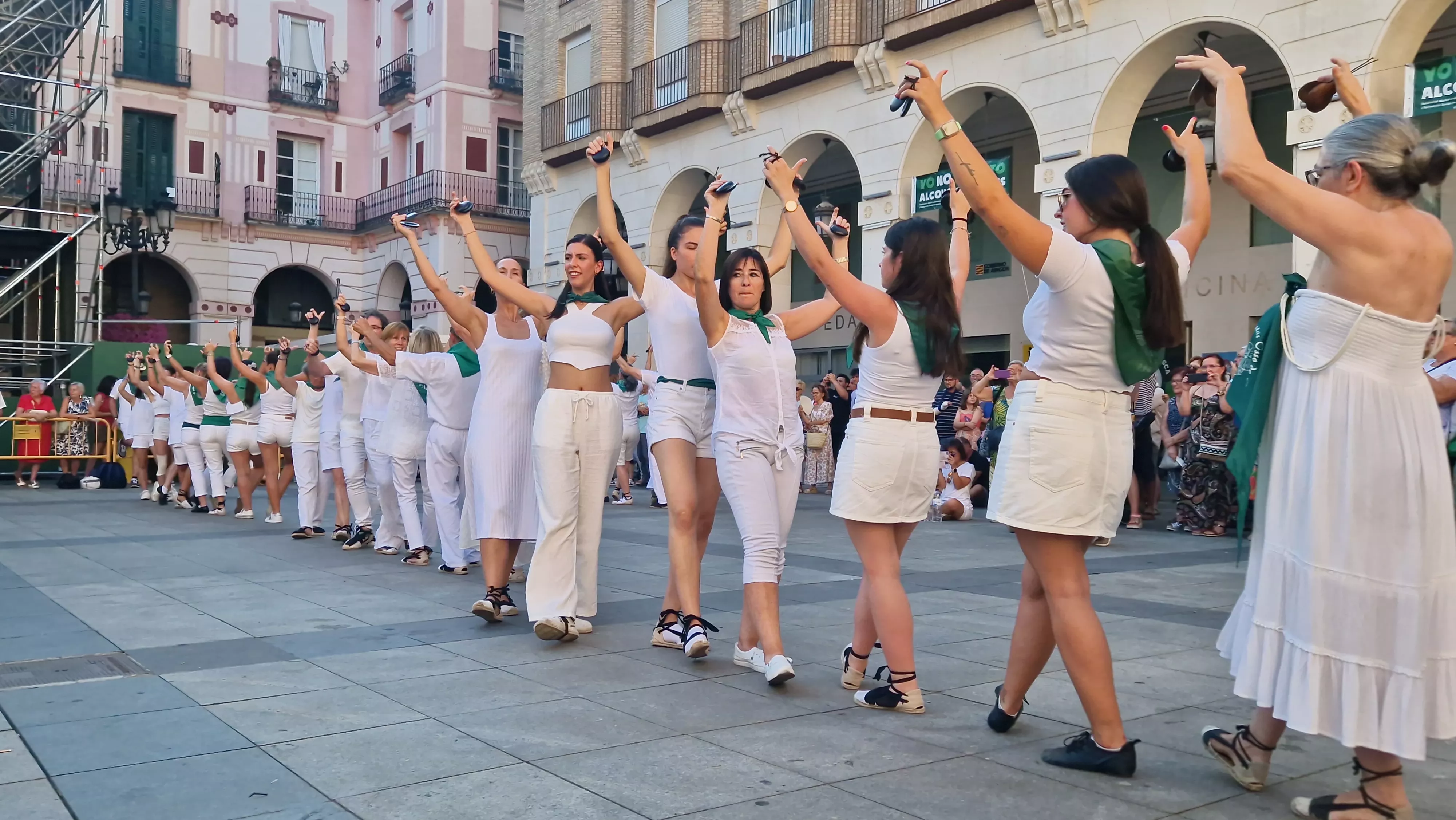 Baile de la Jota de San Lorenzo en la Plaza López Allué. Foto Myriam Martínez 