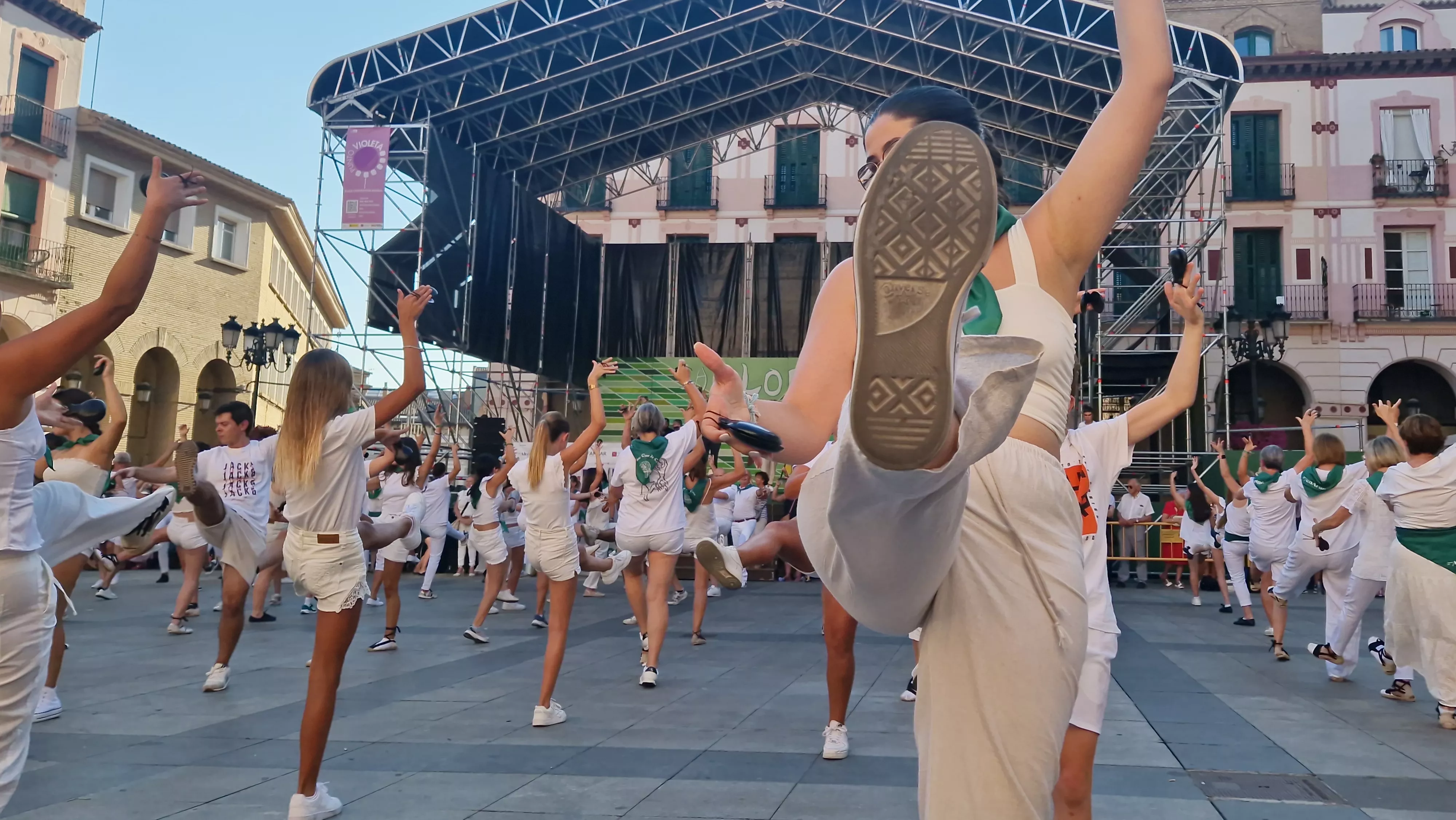 Baile de la Jota de San Lorenzo en la Plaza López Allué. Foto Myriam Martínez 