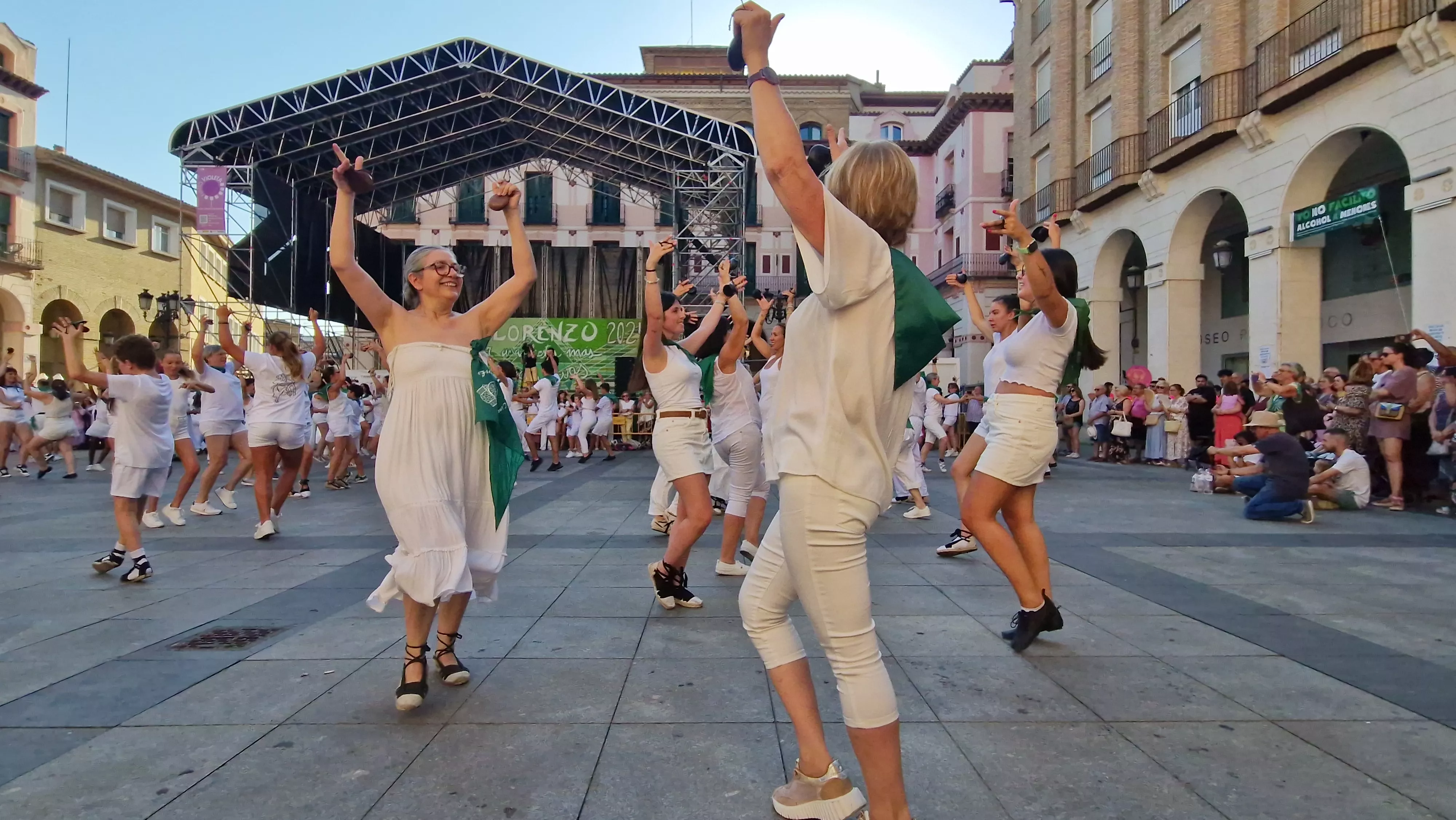 Baile de la Jota de San Lorenzo en la Plaza López Allué. Foto Myriam Martínez 