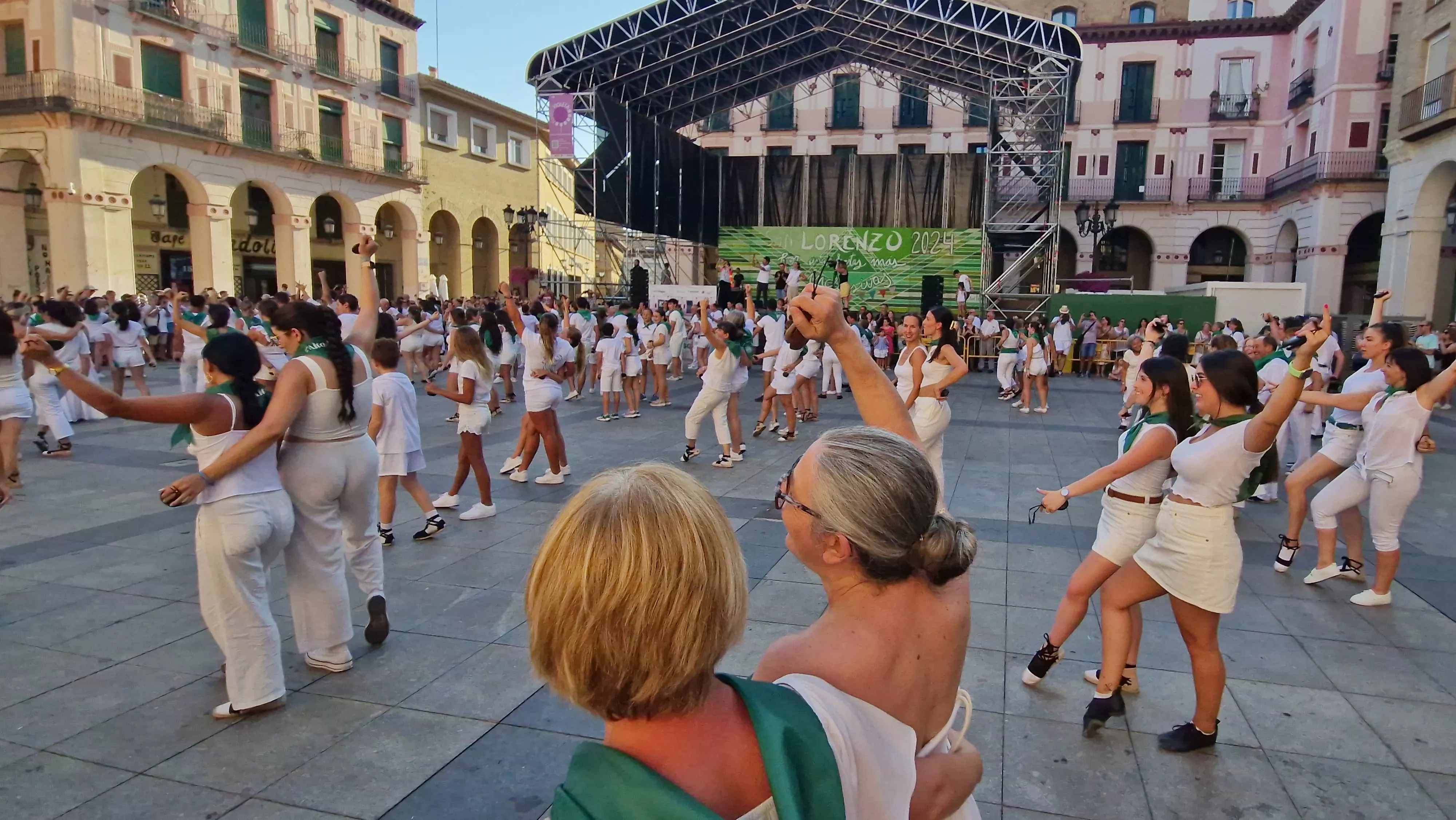 Baile de la Jota de San Lorenzo en la Plaza López Allué. Foto Myriam Martínez 