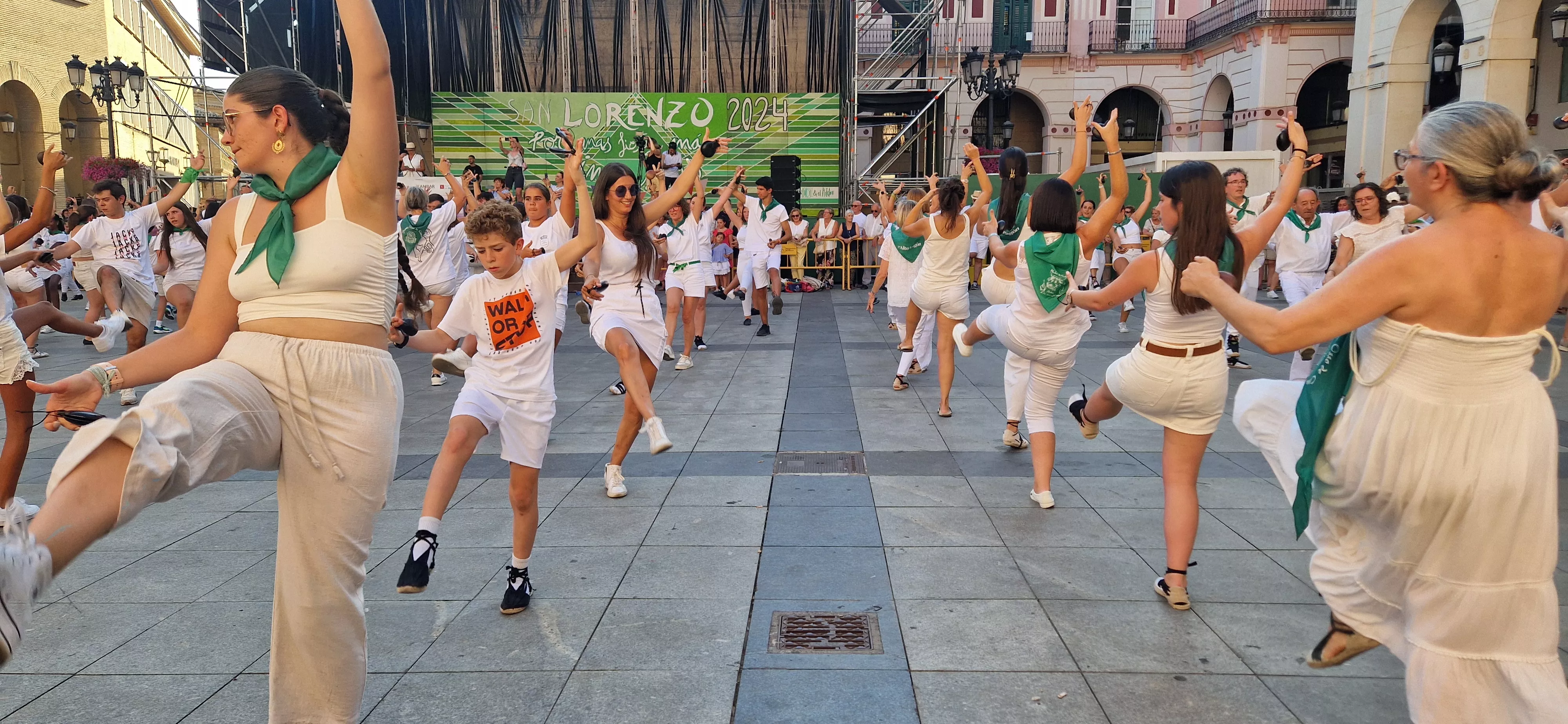 Baile de la Jota de San Lorenzo en la Plaza López Allué. Foto Myriam Martínez (78)