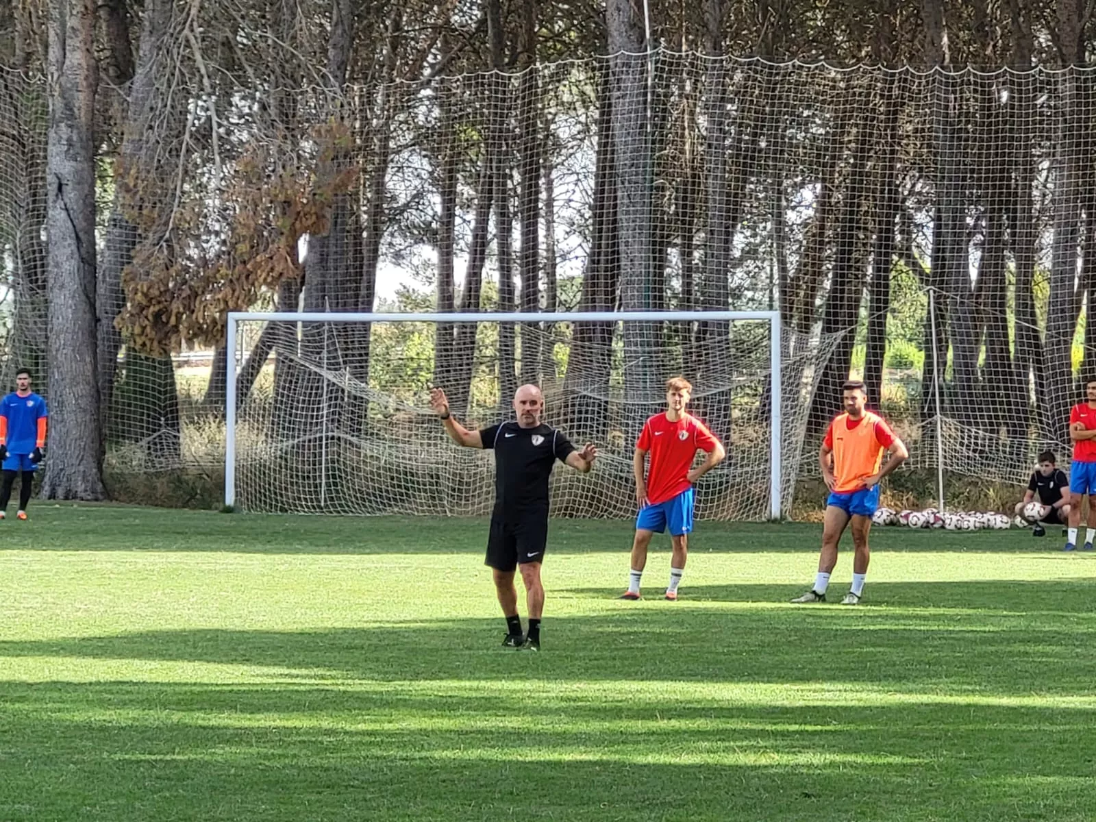 Dani Martínez, técnico del Barbastro, da indicaciones a sus jugadores, con Santigosa al fondo. Foto: Adri Mora