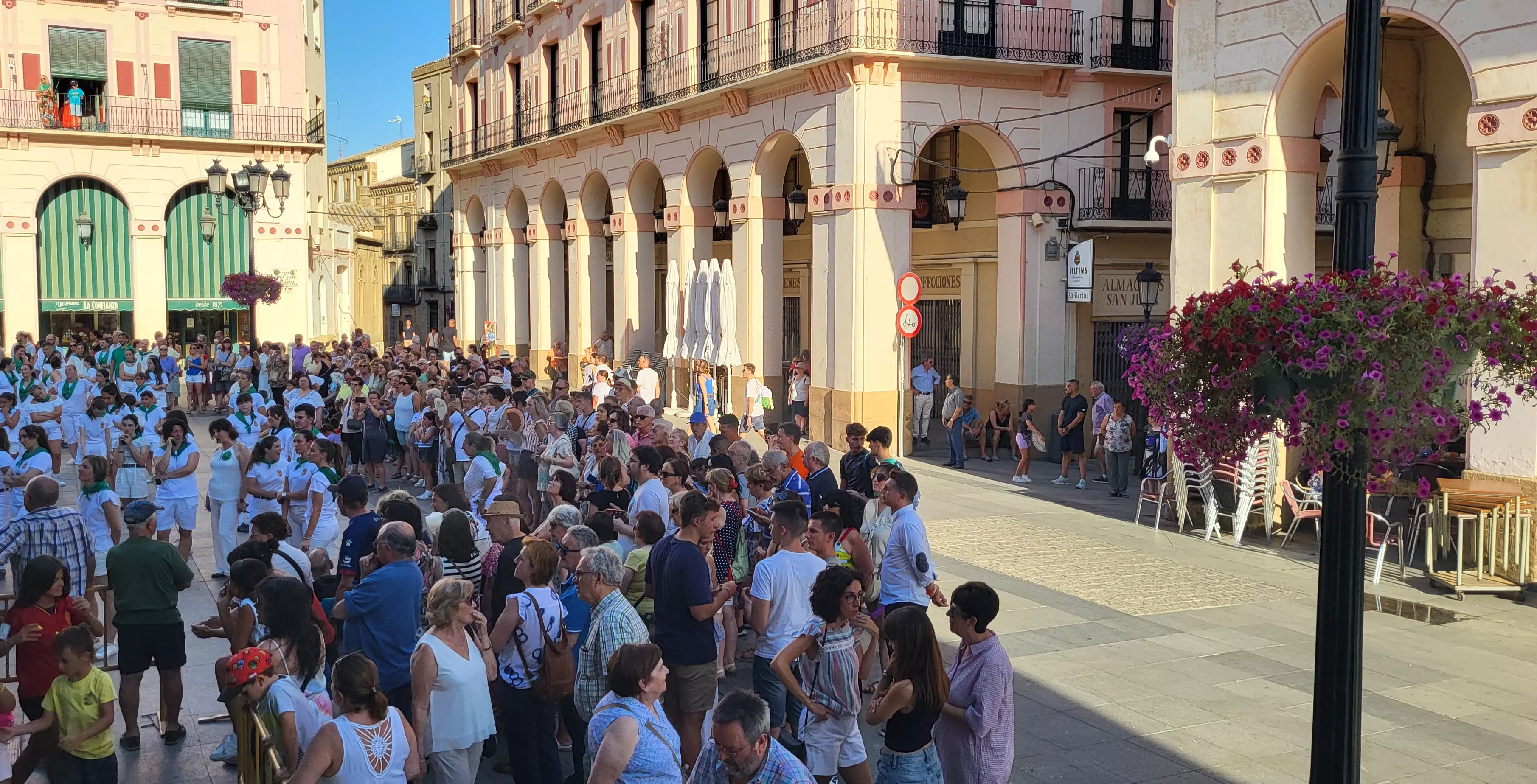 Baile de la Jota de San Lorenzo en la Plaza López Allué. Foto Mercedes Manterola