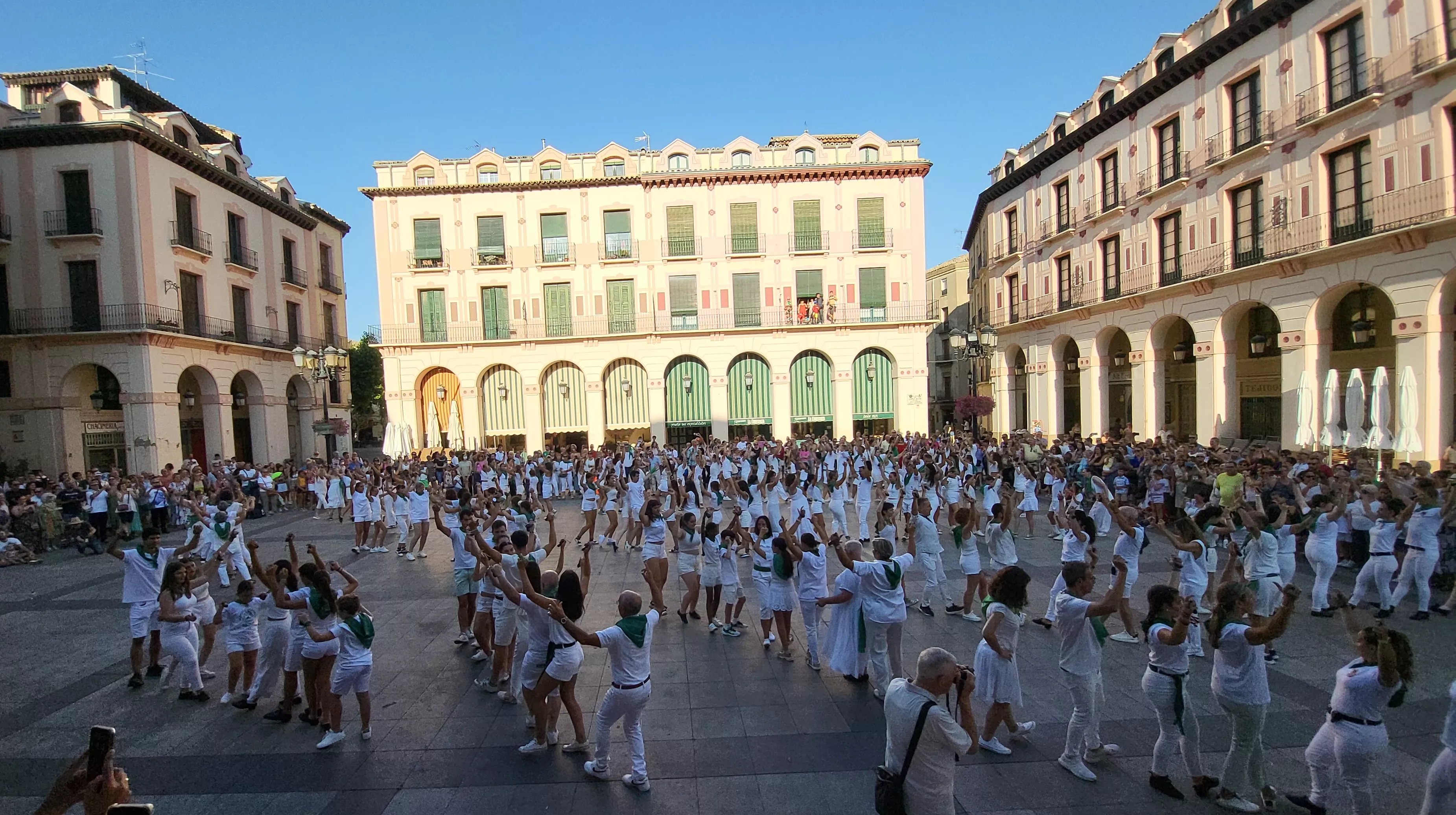 Baile de la Jota de San Lorenzo en la Plaza López Allué. Foto Mercedes Manterola
