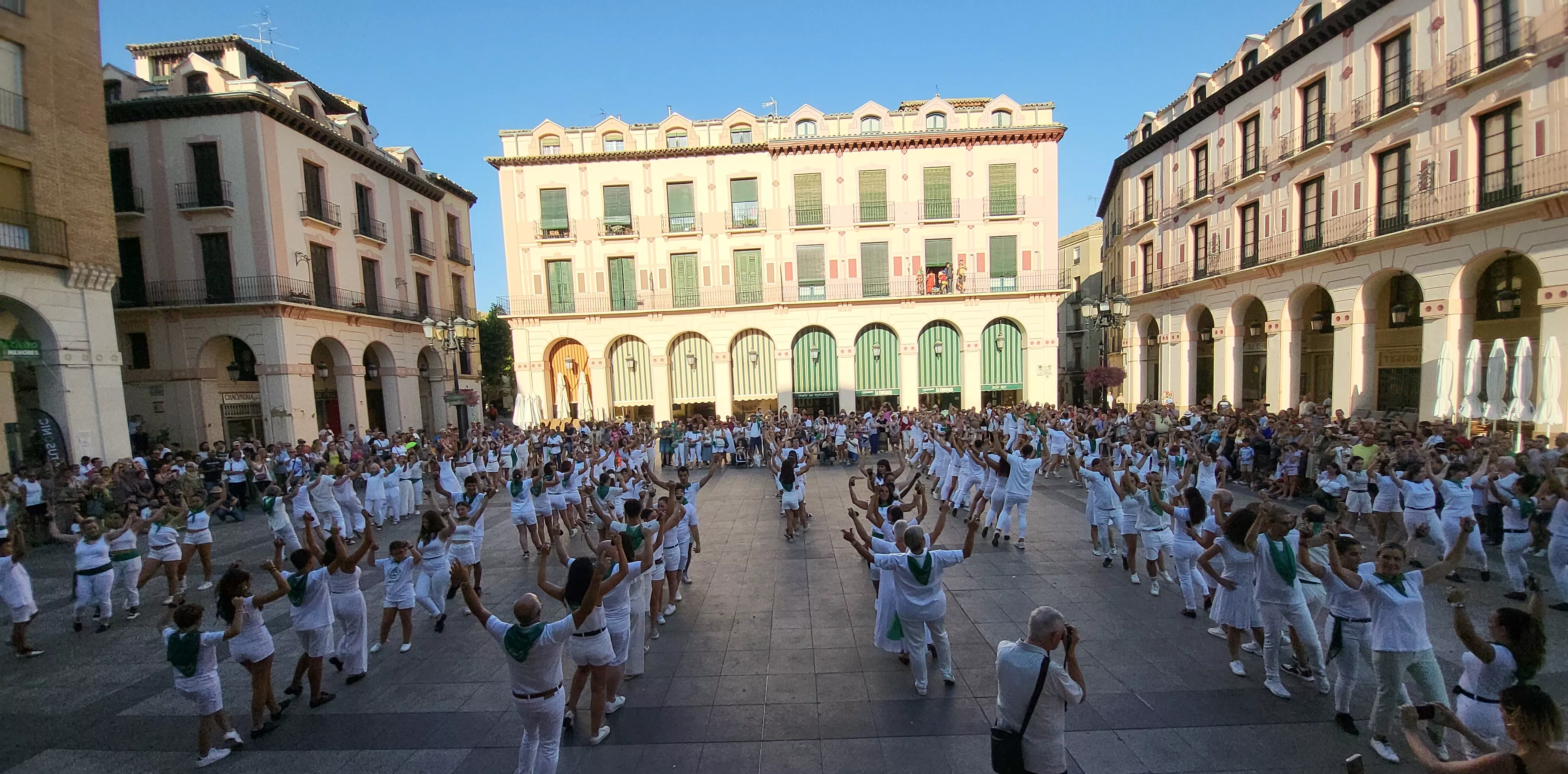 Baile de la Jota de San Lorenzo en la Plaza López Allué. Foto Mercedes Manterola