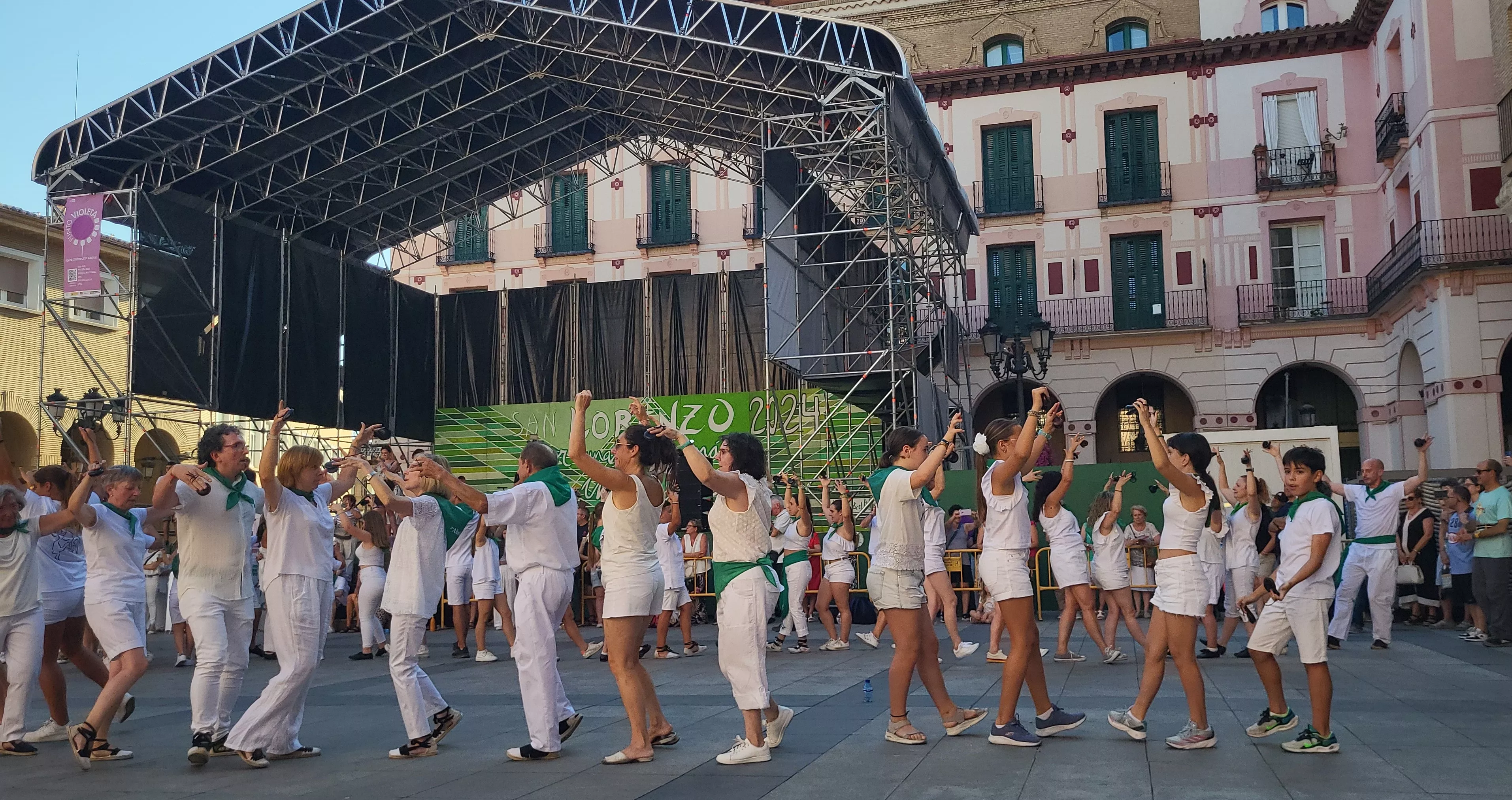 Baile de la Jota de San Lorenzo en la Plaza López Allué. Foto Mercedes Manterola