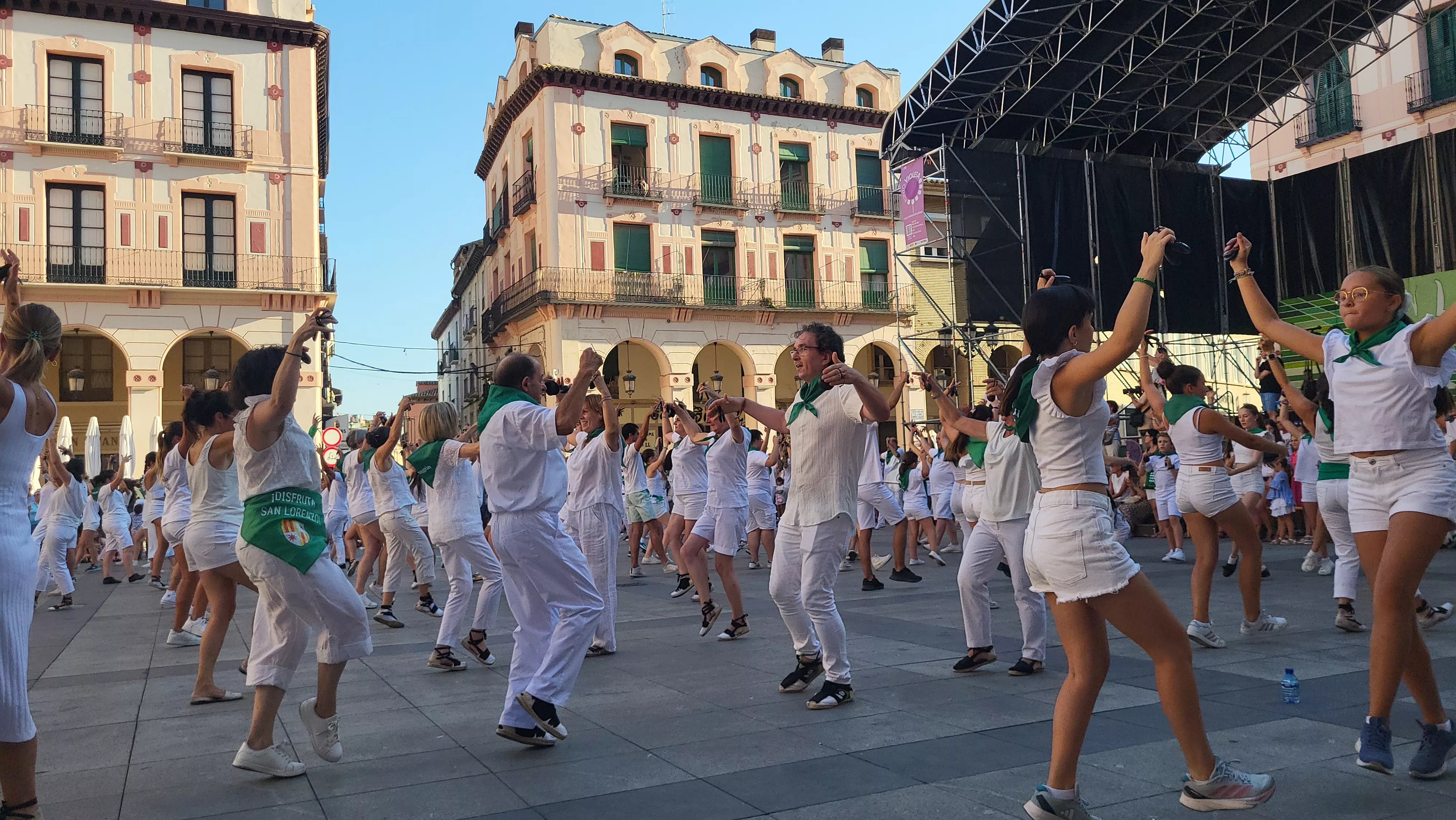 Baile de la Jota de San Lorenzo en la Plaza López Allué. Foto Mercedes Manterola