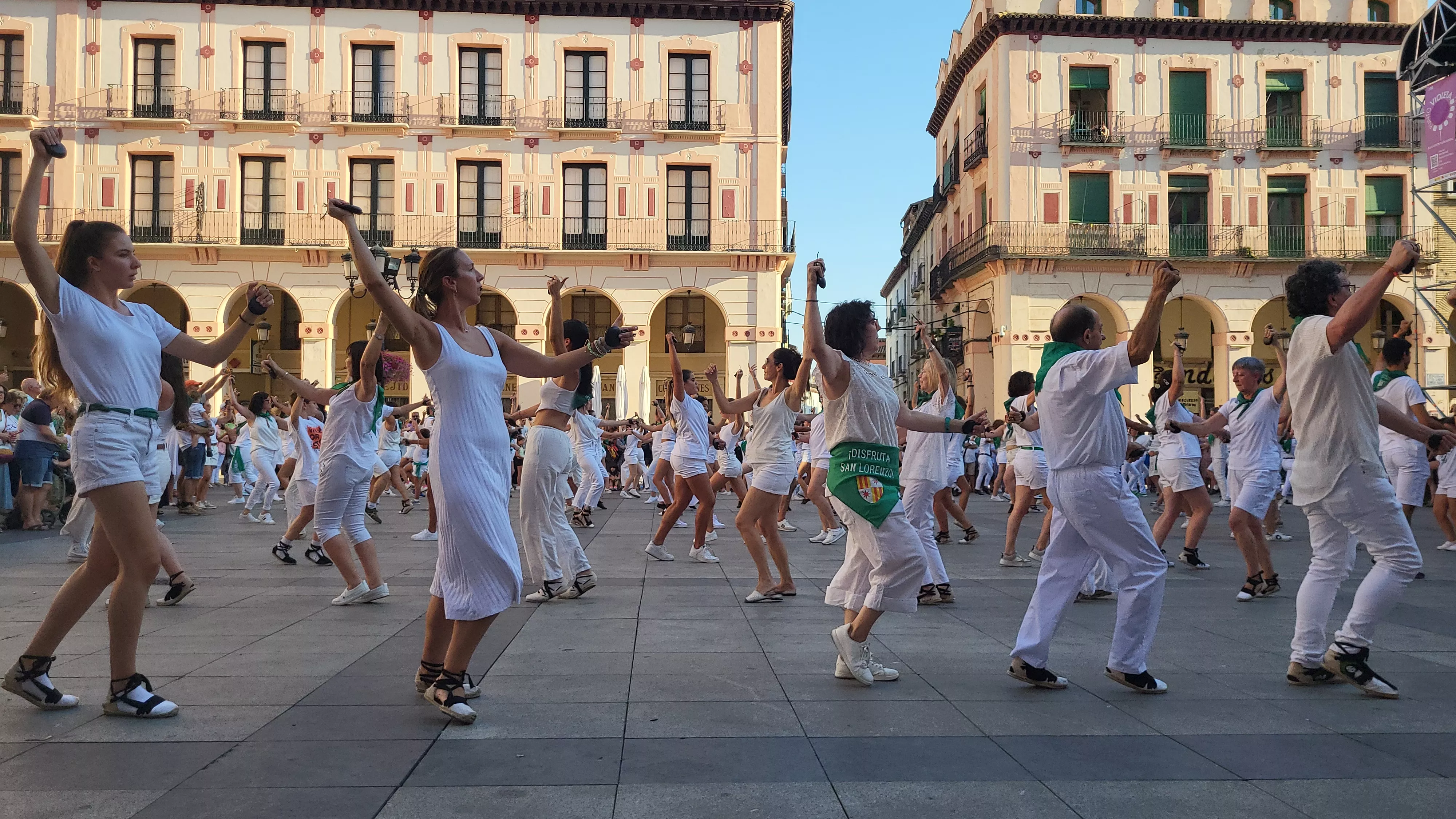 Baile de la Jota de San Lorenzo en la Plaza López Allué. Foto Mercedes Manterola