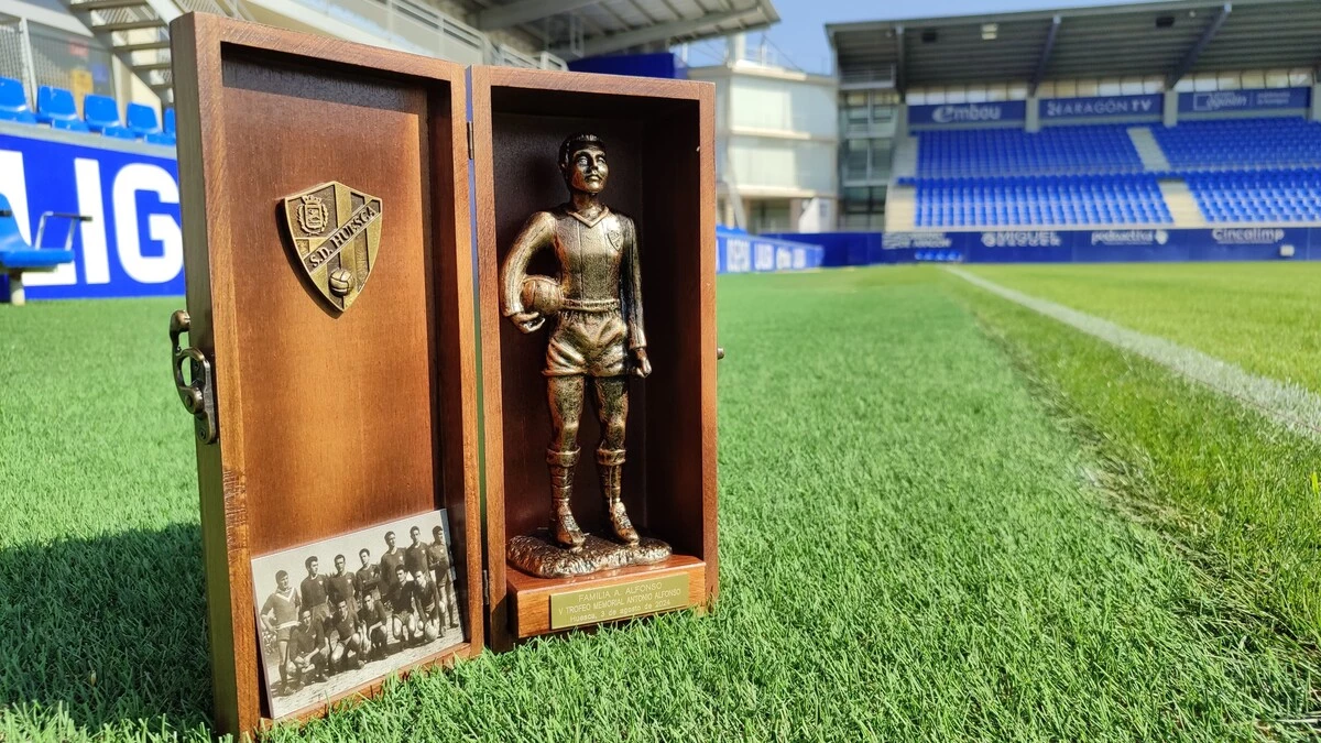 El trofeo que se llevará el ganador del Huesca-Andorra. Foto: SD Huesca