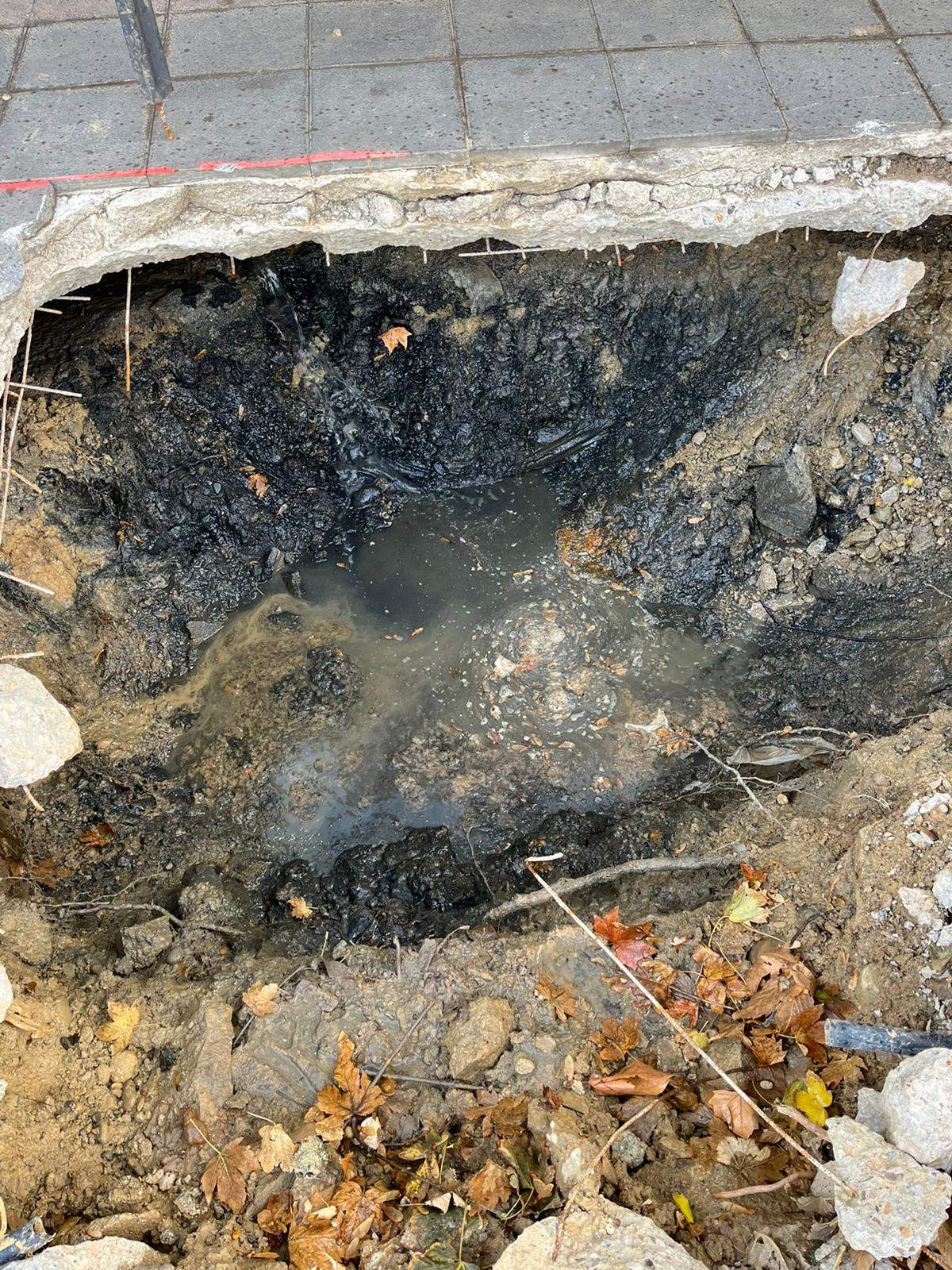 Un foco de deplorable aspecto al abrir las zanjas en el edificio Laurentis