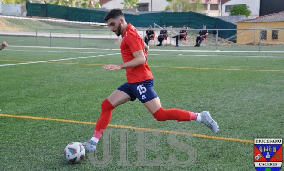 Iván Cabellud golpea un balón en un partido con el CD Diocesano. Foto: Jies