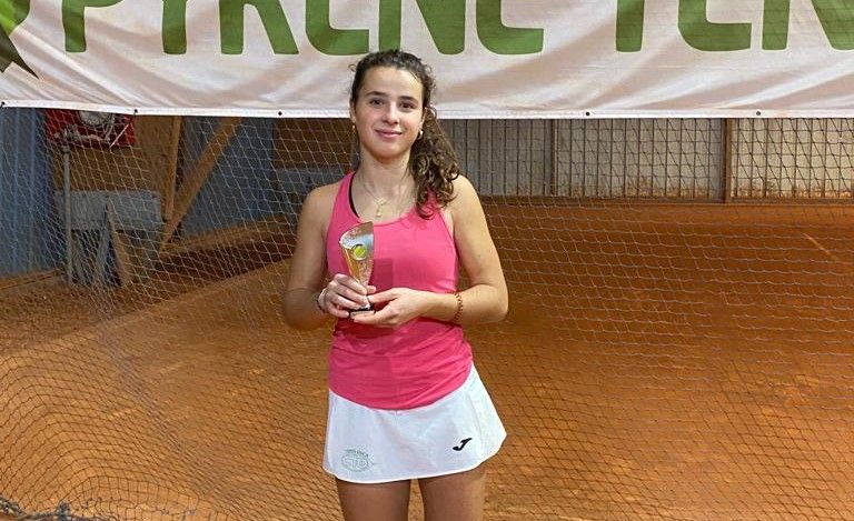 María Cachinero posa con el trofeo de campeona