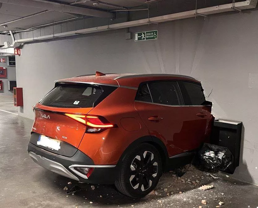 Un vehículo se empotra contra la pared del parquin de Mercadona en la plaza Tarragona.