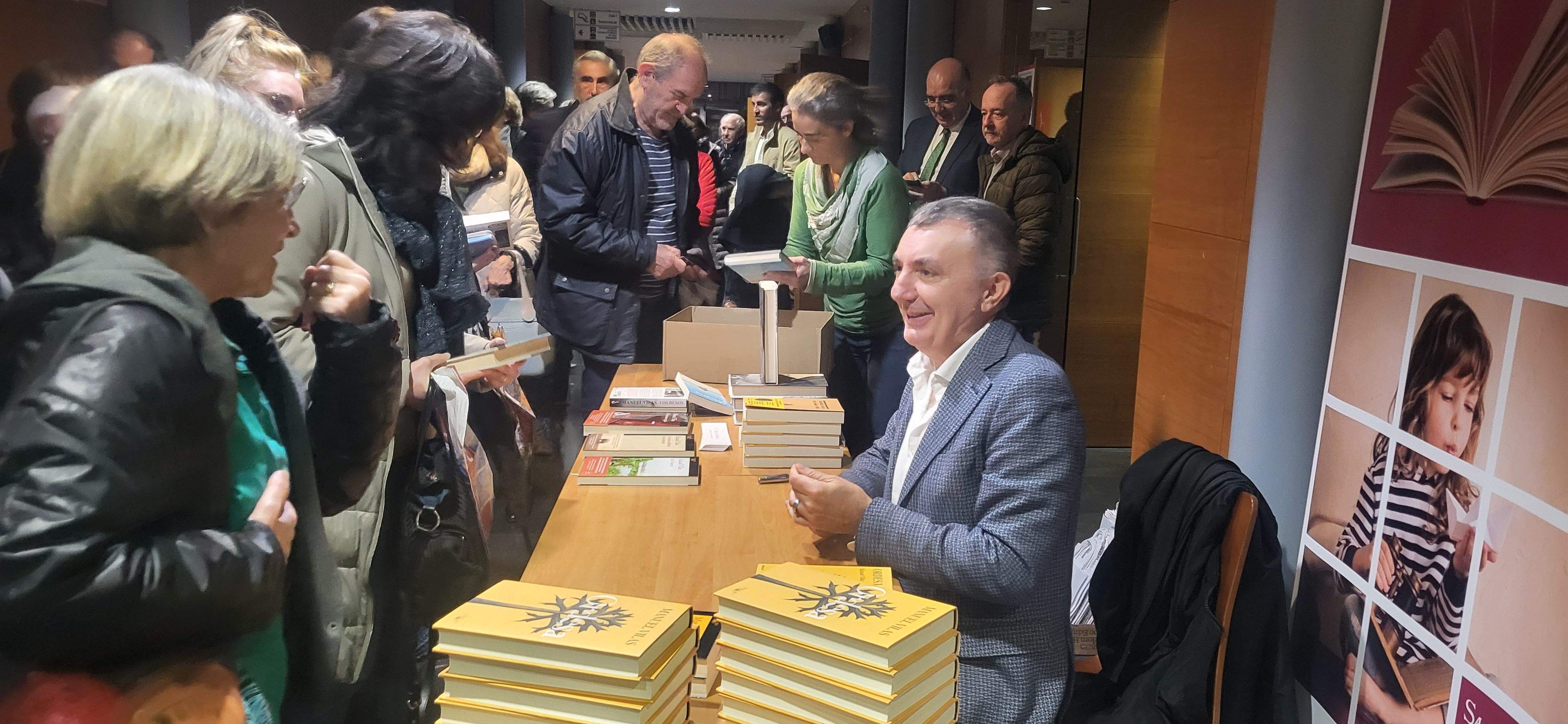 Vilas, firmando ejemplares tras un acto celebrado en Huesca. Foto Myriam Martínez