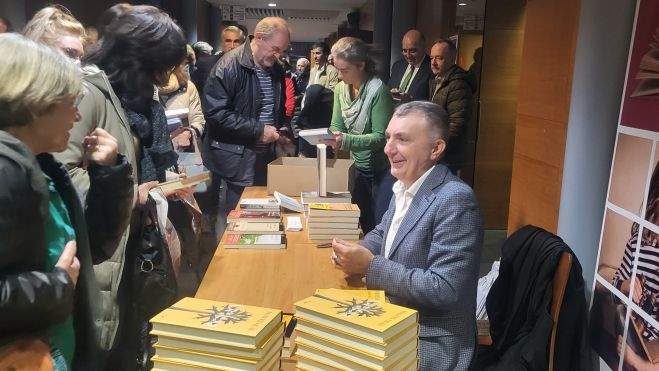 Vilas, firmando ejemplares a la salida del acto. Foto Myriam Martínez Vilas, firmando ejemplares a la salida del acto. Foto Myriam Martínez