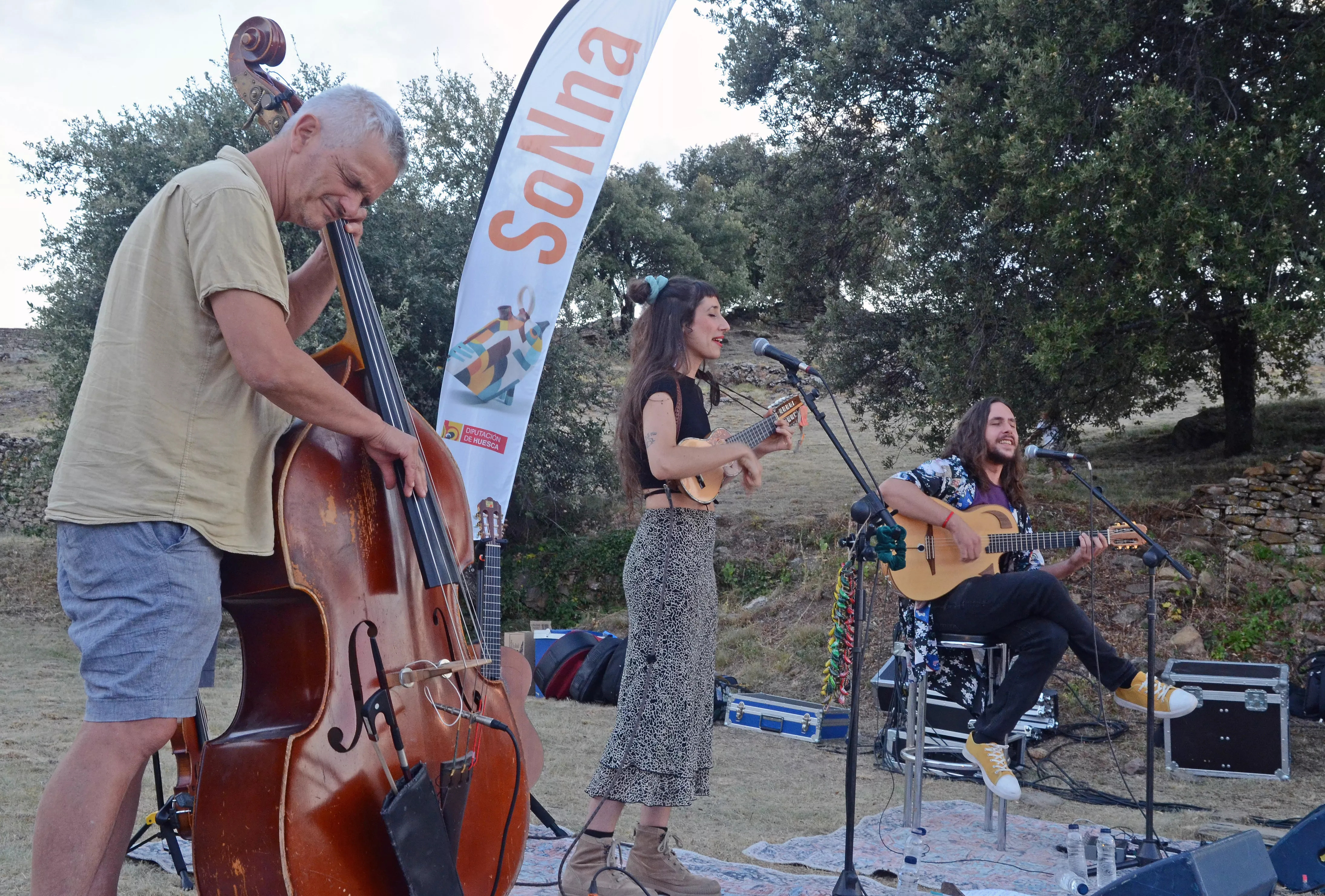 Anika, entre Pablo y Gonzalo Navarro, este viernes integrantes de Ombligo en Muro de Roda