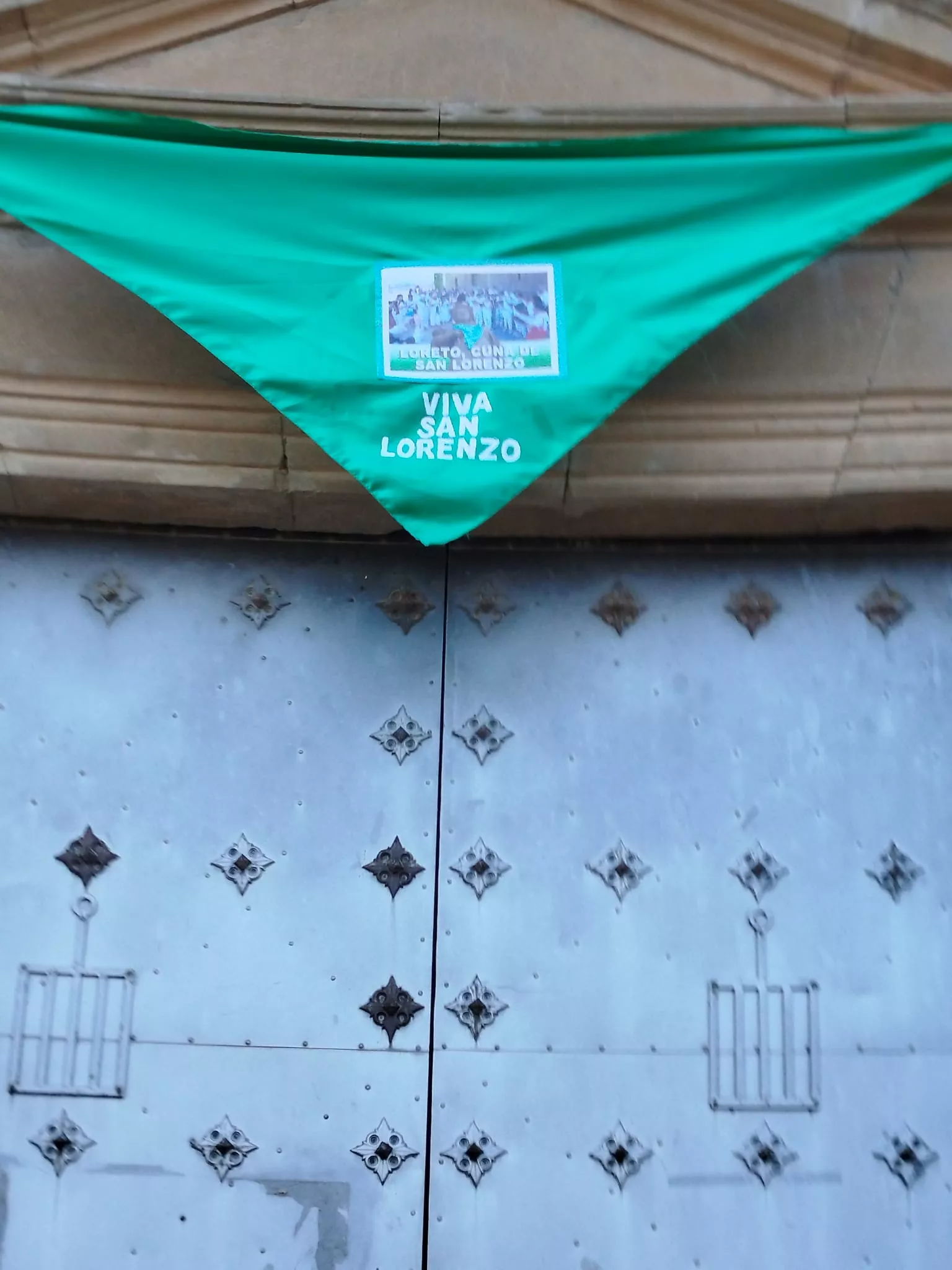 La pañoleta, en primer término