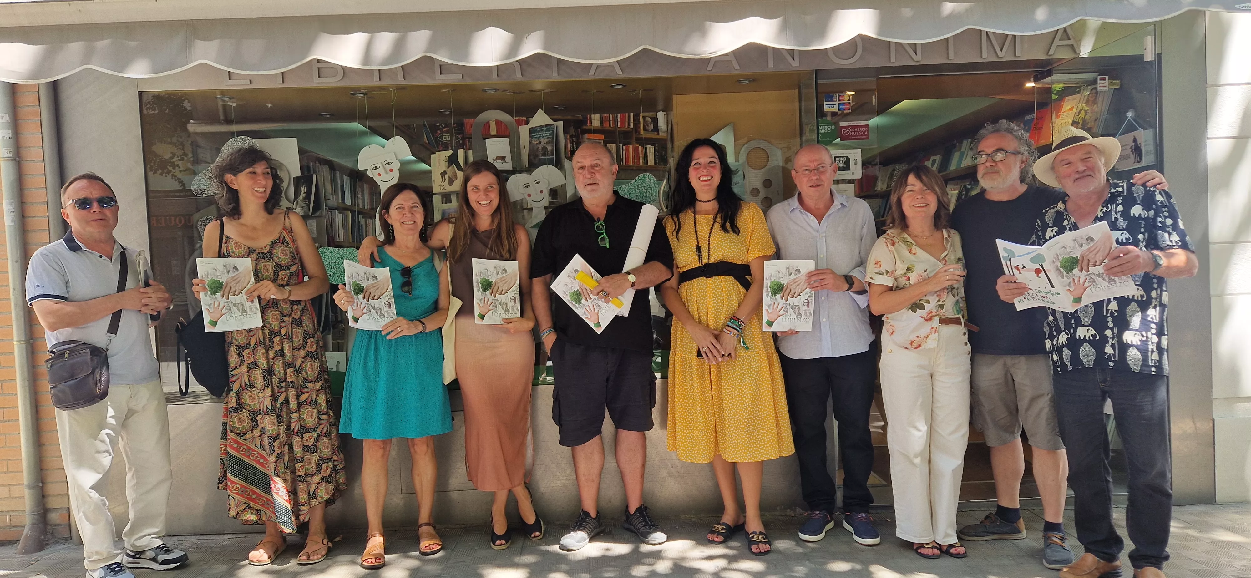 Nuestros lectores con la revista de San Lorenzo de EL DIARIO DE HUESCA. Foto Myriam Martínez 