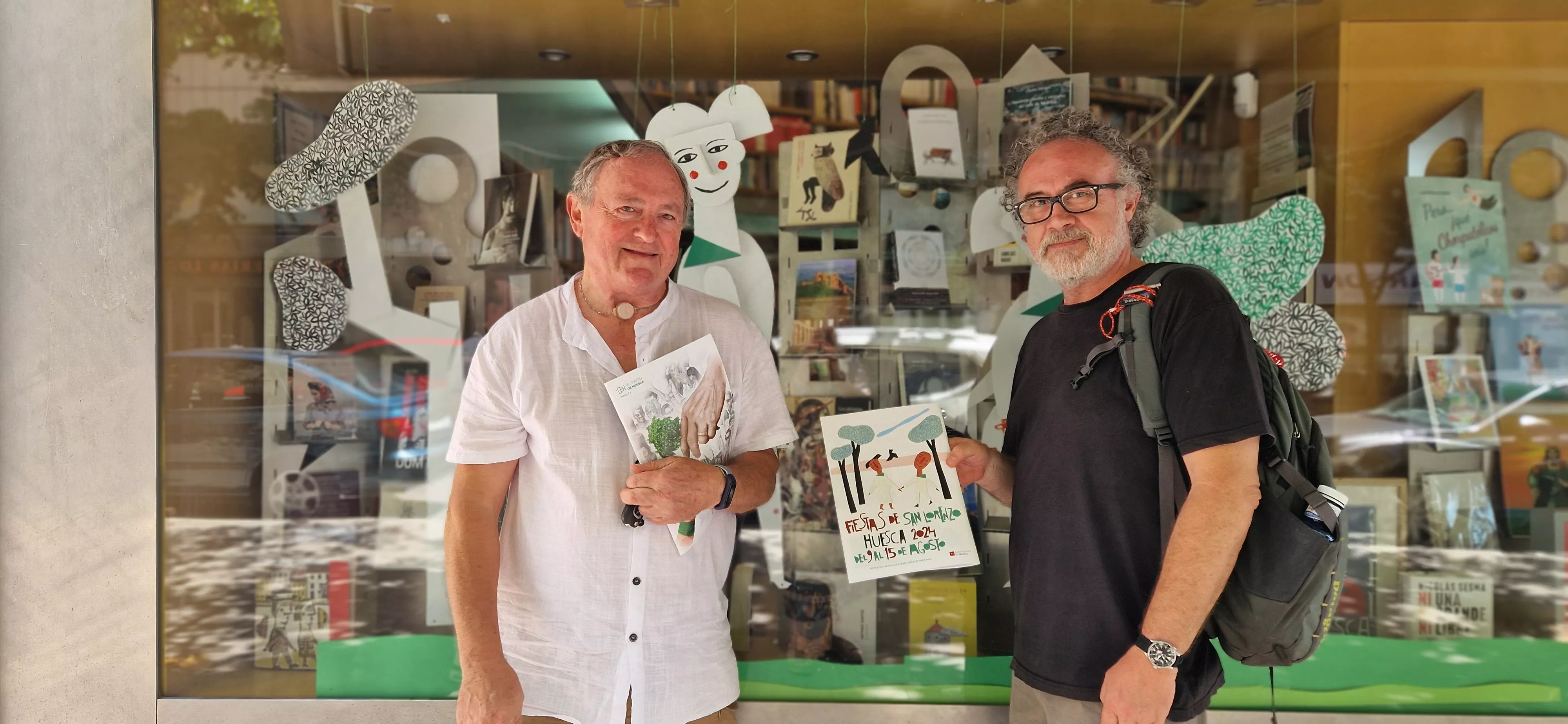 Nuestros lectores con la revista de San Lorenzo de EL DIARIO DE HUESCA. Foto Myriam Martínez 
