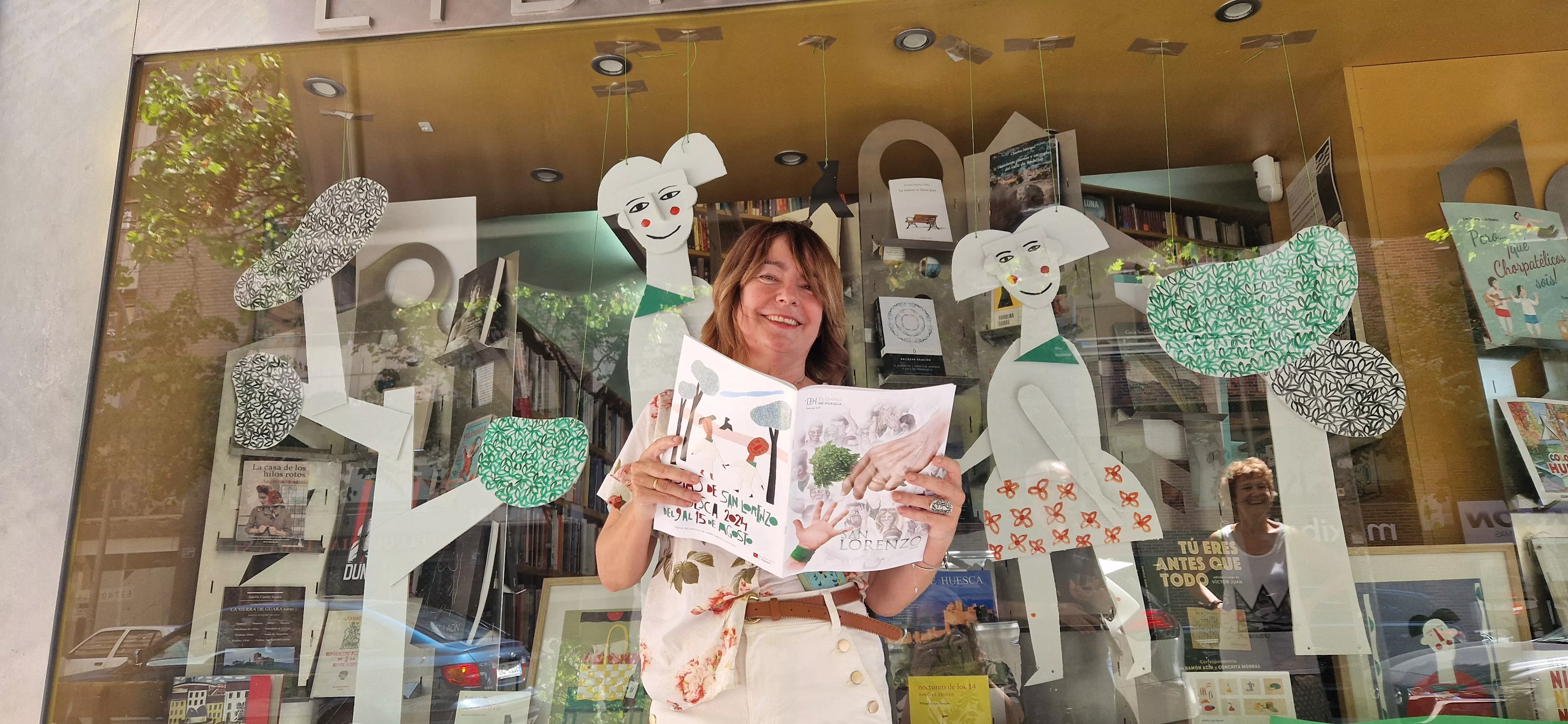 Nuestros lectores con la revista de San Lorenzo de EL DIARIO DE HUESCA. Foto Myriam Martínez 