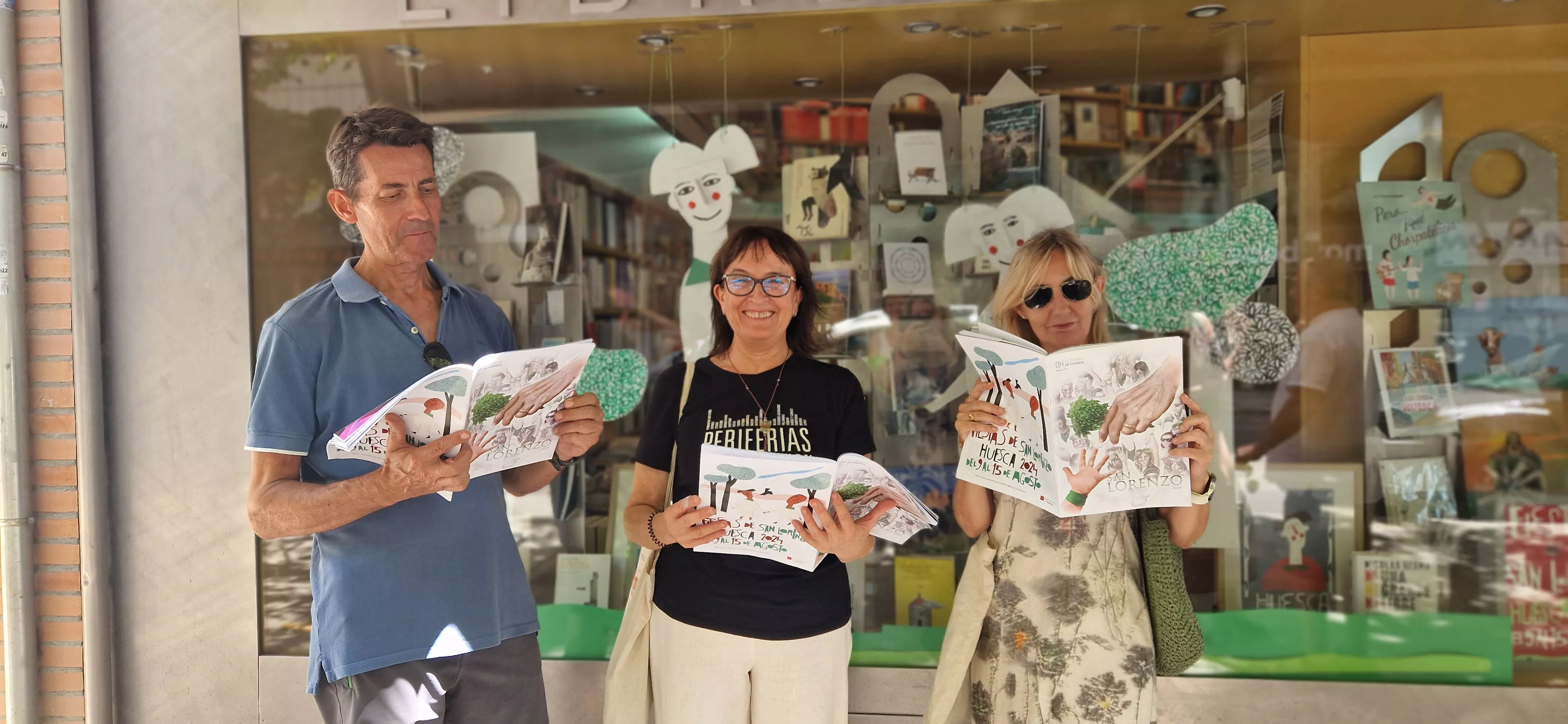 Nuestros lectores con la revista de San Lorenzo de EL DIARIO DE HUESCA. Foto Myriam Martínez 