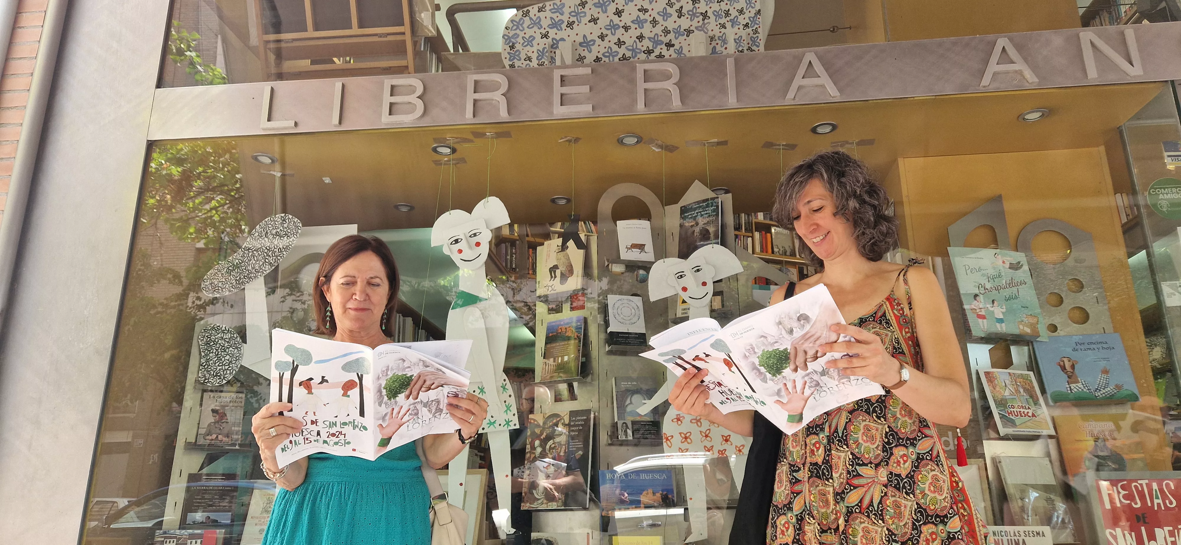 Nuestros lectores con la revista de San Lorenzo de EL DIARIO DE HUESCA. Foto Myriam Martínez 