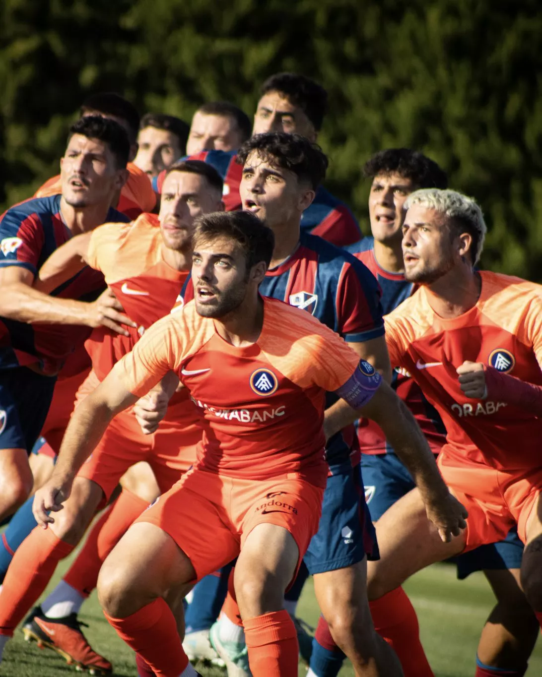 Melé en el área del Huesca. Foto SD Huesca