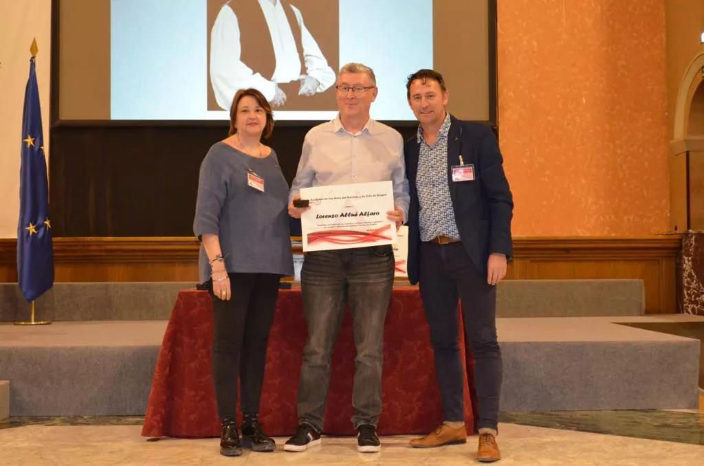 Lorenzo Allué recibe el premio Académico de Honor 2023