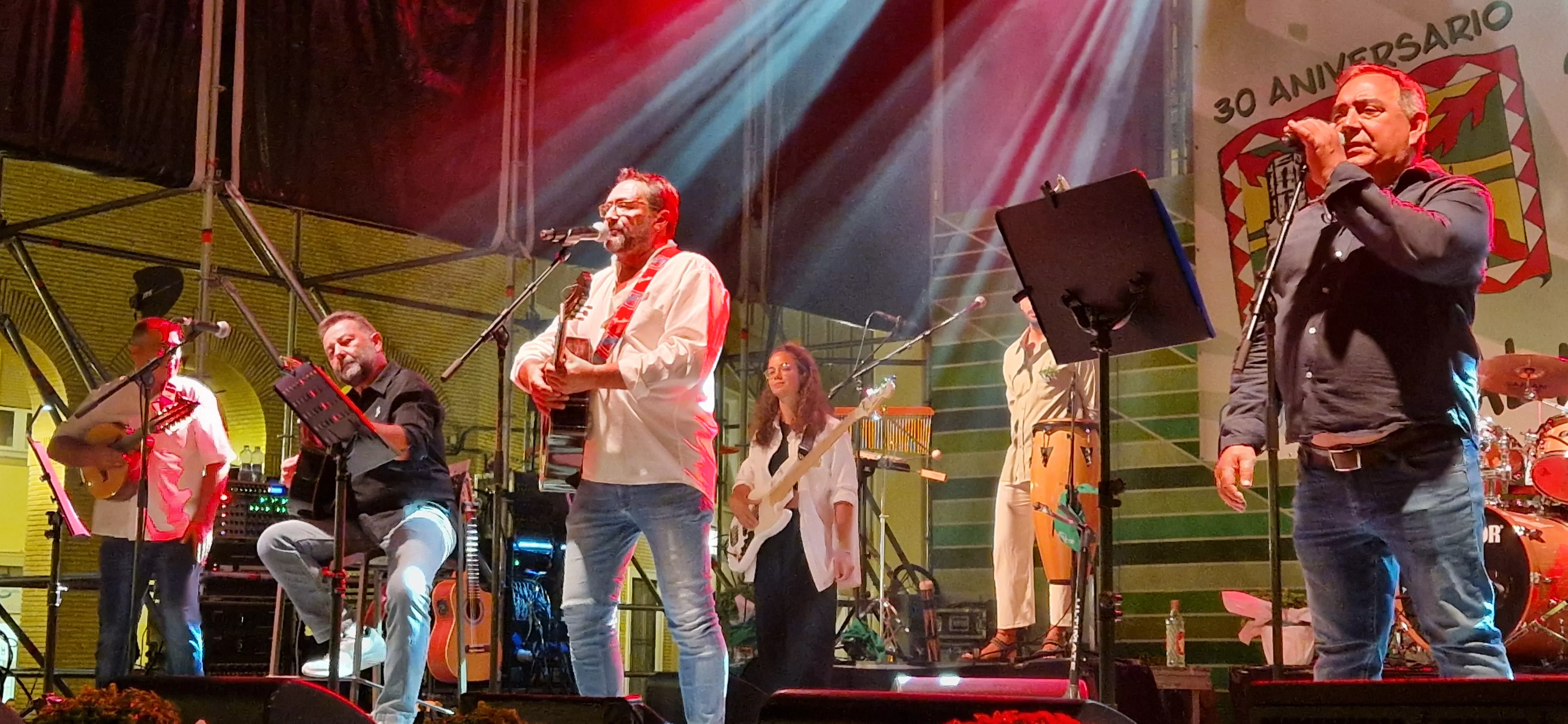 Os Mainates celebrando el 30º aniversario de la Peña 10 D'Agosto. Foto Myriam Martínez 