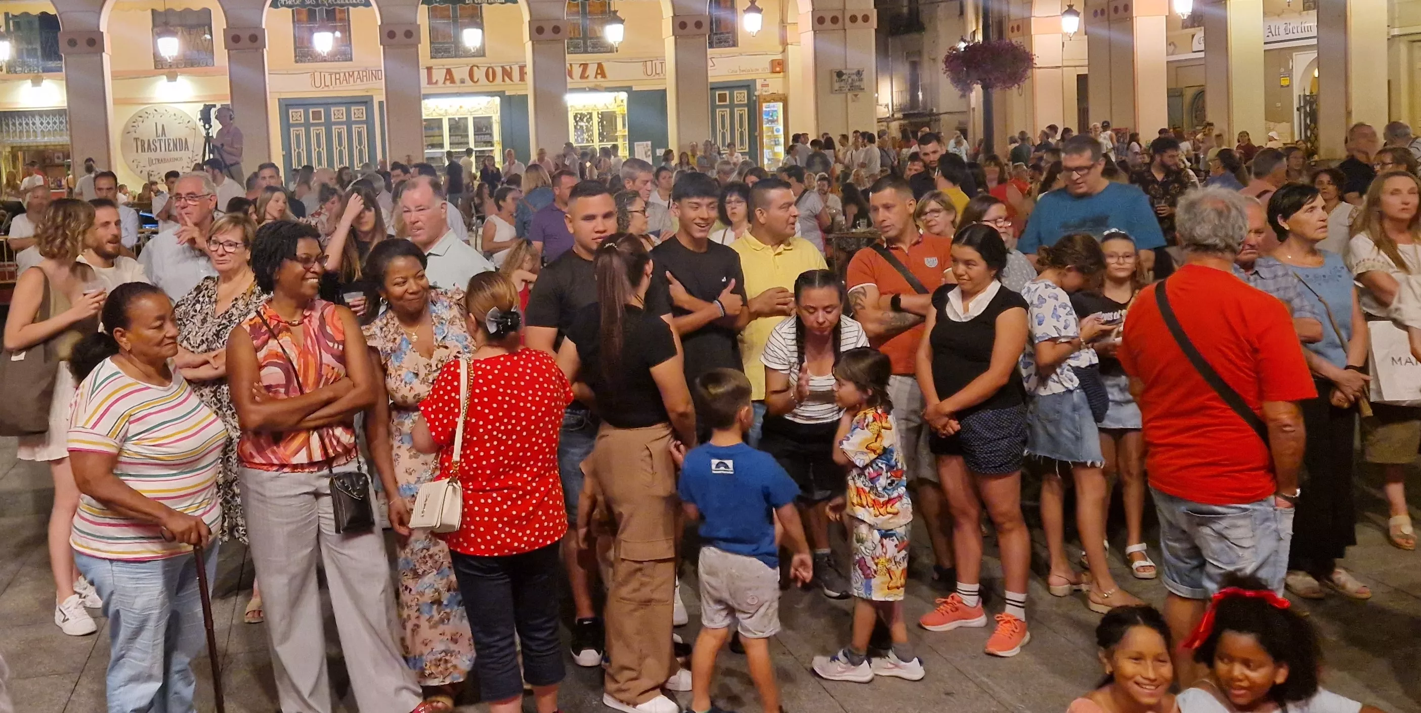 Os Mainates celebrando el 30º aniversario de la Peña 10 D'Agosto. Foto Myriam Martínez 