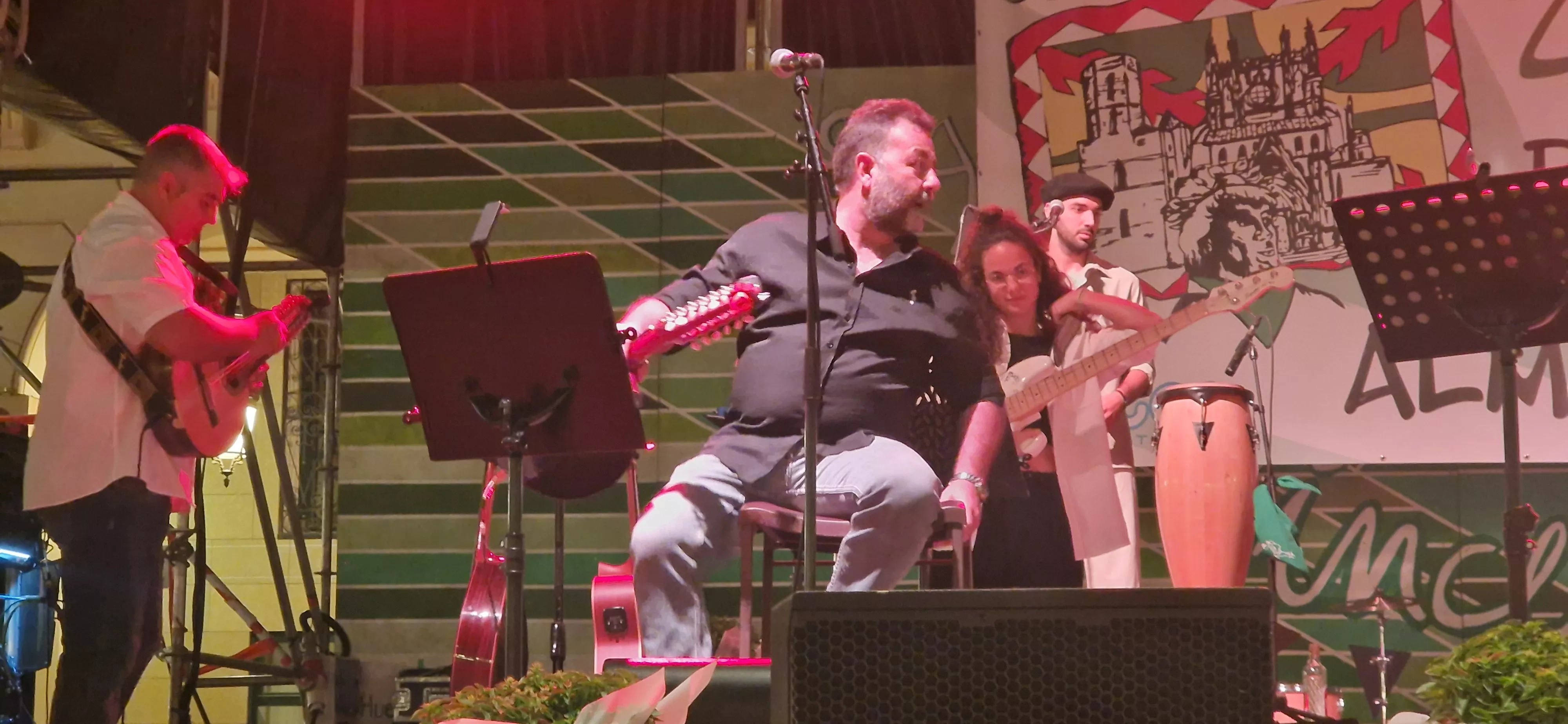 Os Mainates celebrando el 30º aniversario de la Peña 10 D'Agosto. Foto Myriam Martínez 