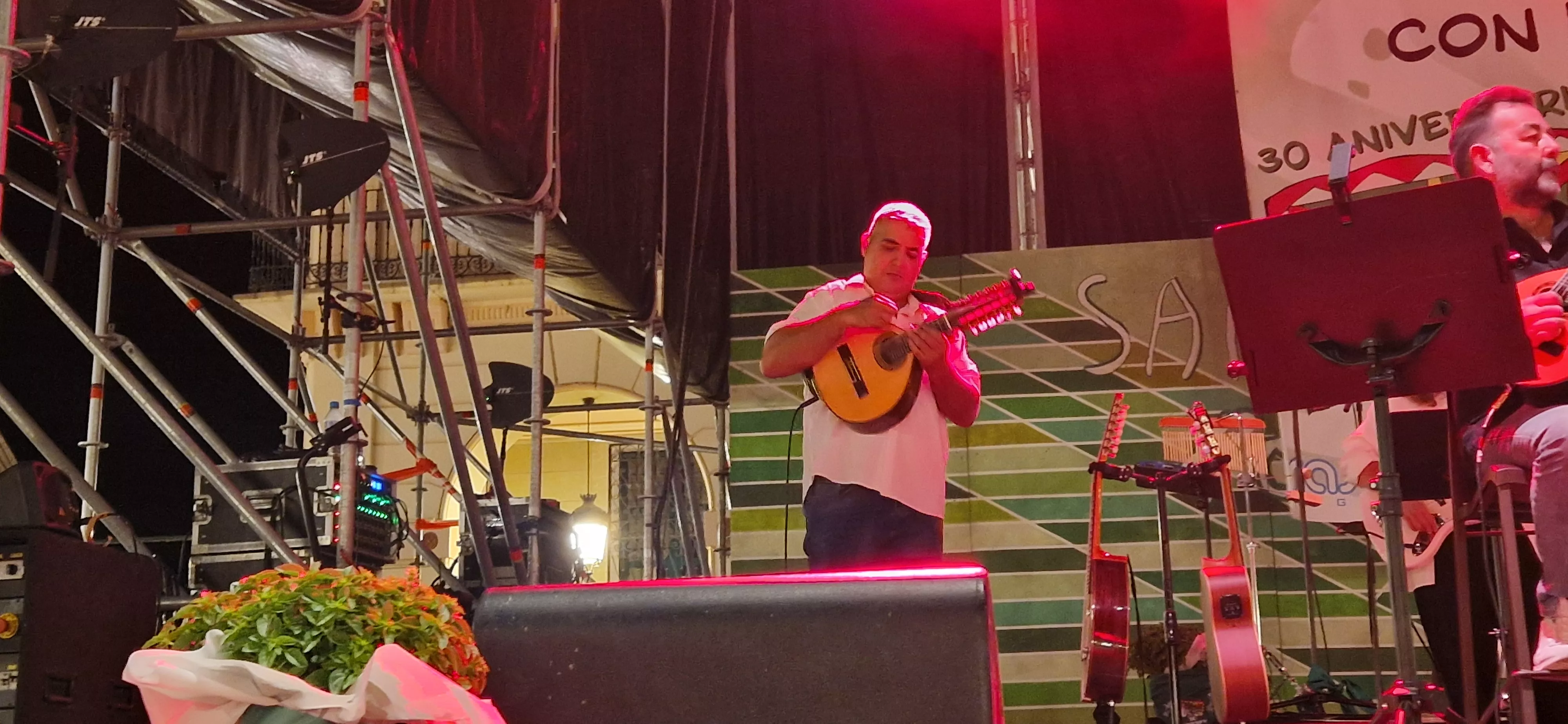 Os Mainates celebrando el 30º aniversario de la Peña 10 D'Agosto. Foto Myriam Martínez 