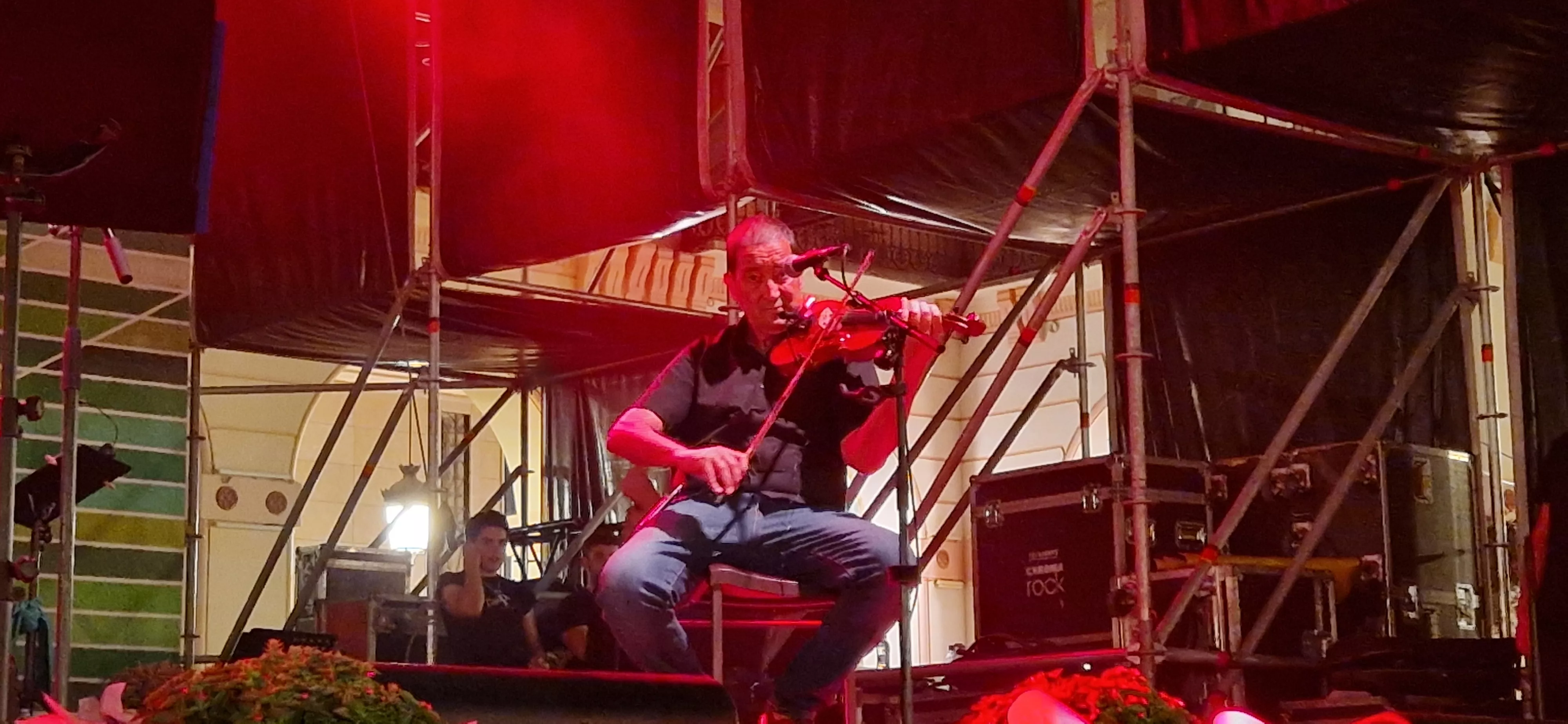 Os Mainates celebrando el 30º aniversario de la Peña 10 D'Agosto. Foto Myriam Martínez