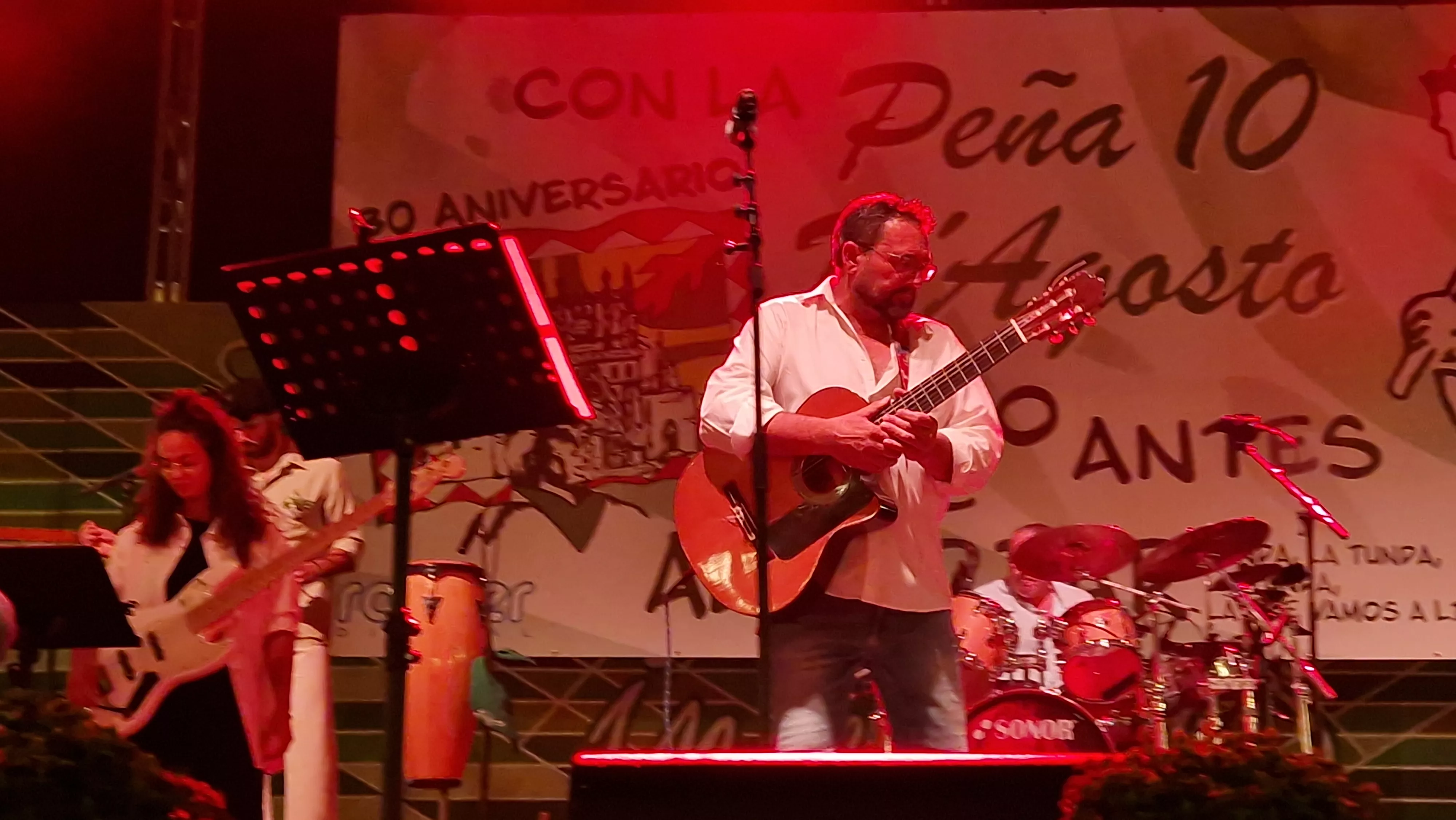 Os Mainates celebrando el 30º aniversario de la Peña 10 D'Agosto. Foto Myriam Martínez