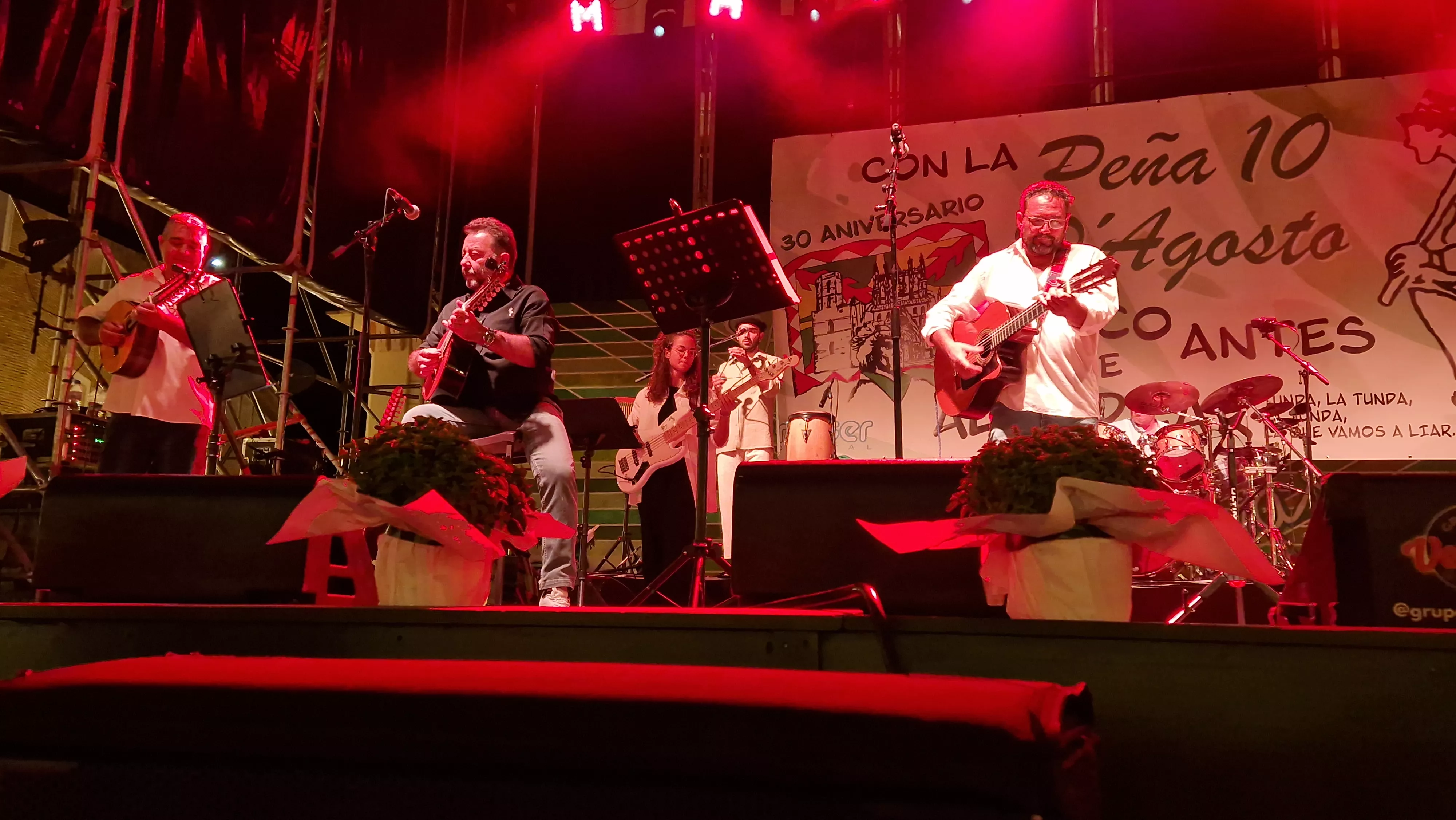 Os Mainates celebrando el 30º aniversario de la Peña 10 D'Agosto. Foto Myriam Martínez 