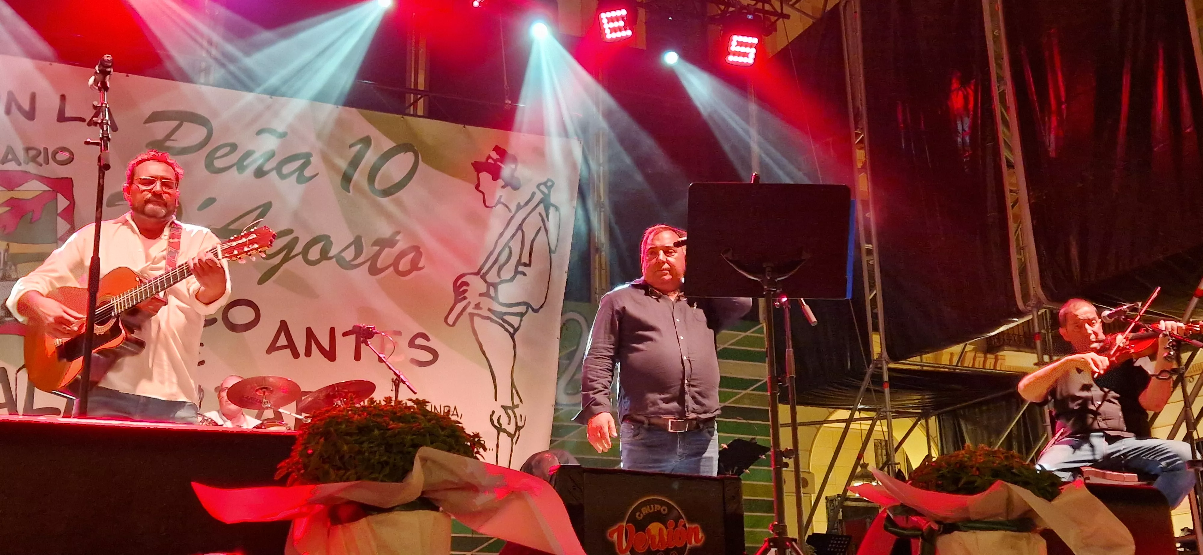 Os Mainates celebrando el 30º aniversario de la Peña 10 D'Agosto. Foto Myriam Martínez 