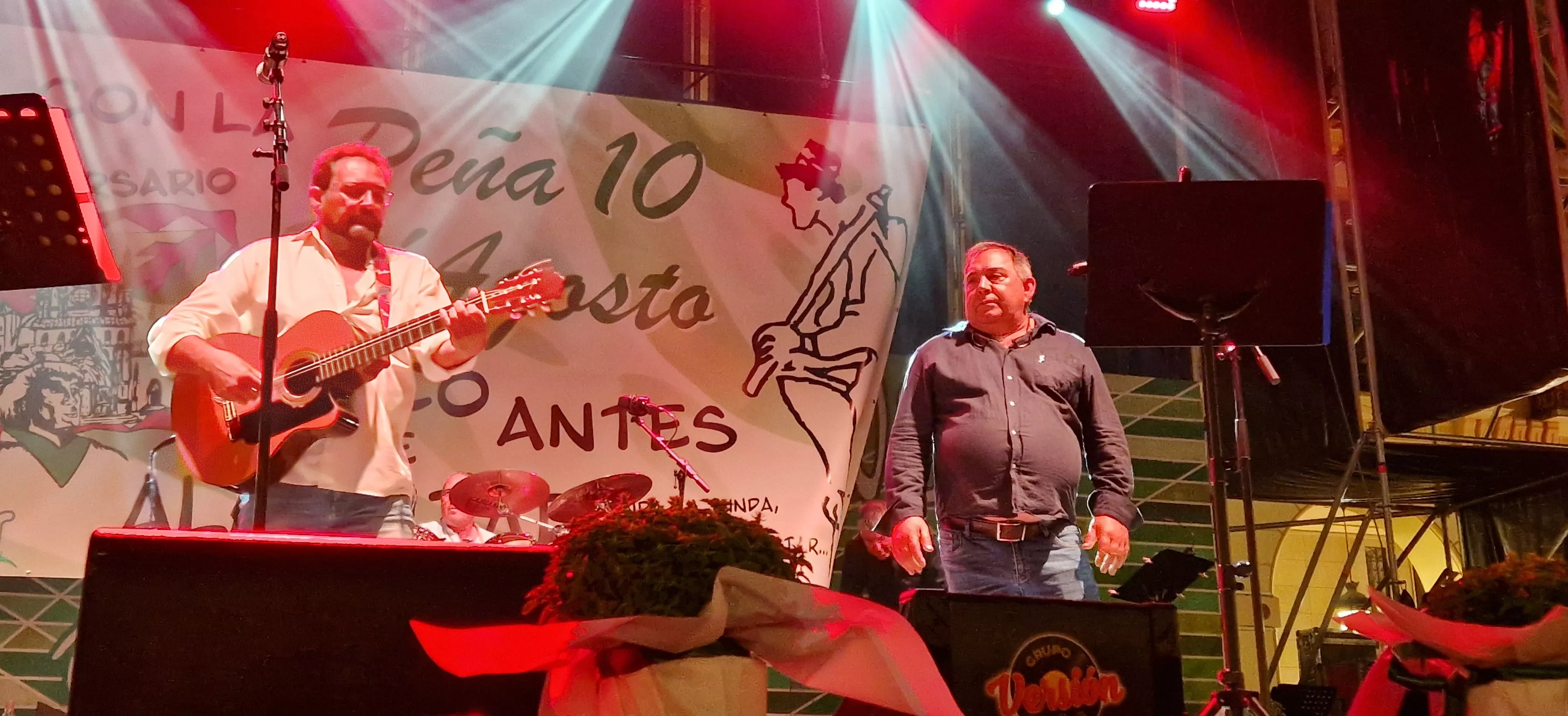 Os Mainates celebrando el 30º aniversario de la Peña 10 D'Agosto. Foto Myriam Martínez 